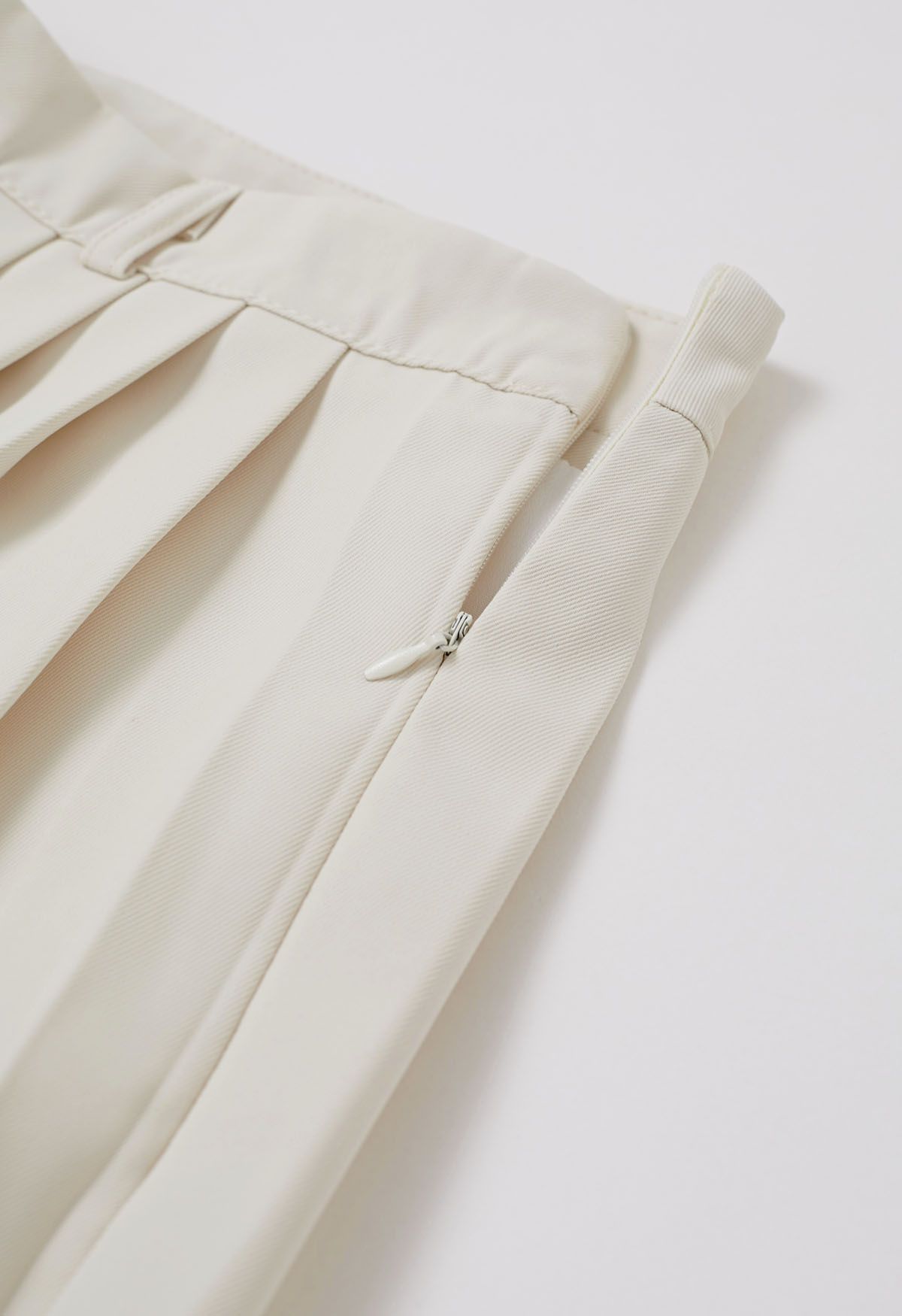 Mini-jupe plissée classique en ivoire