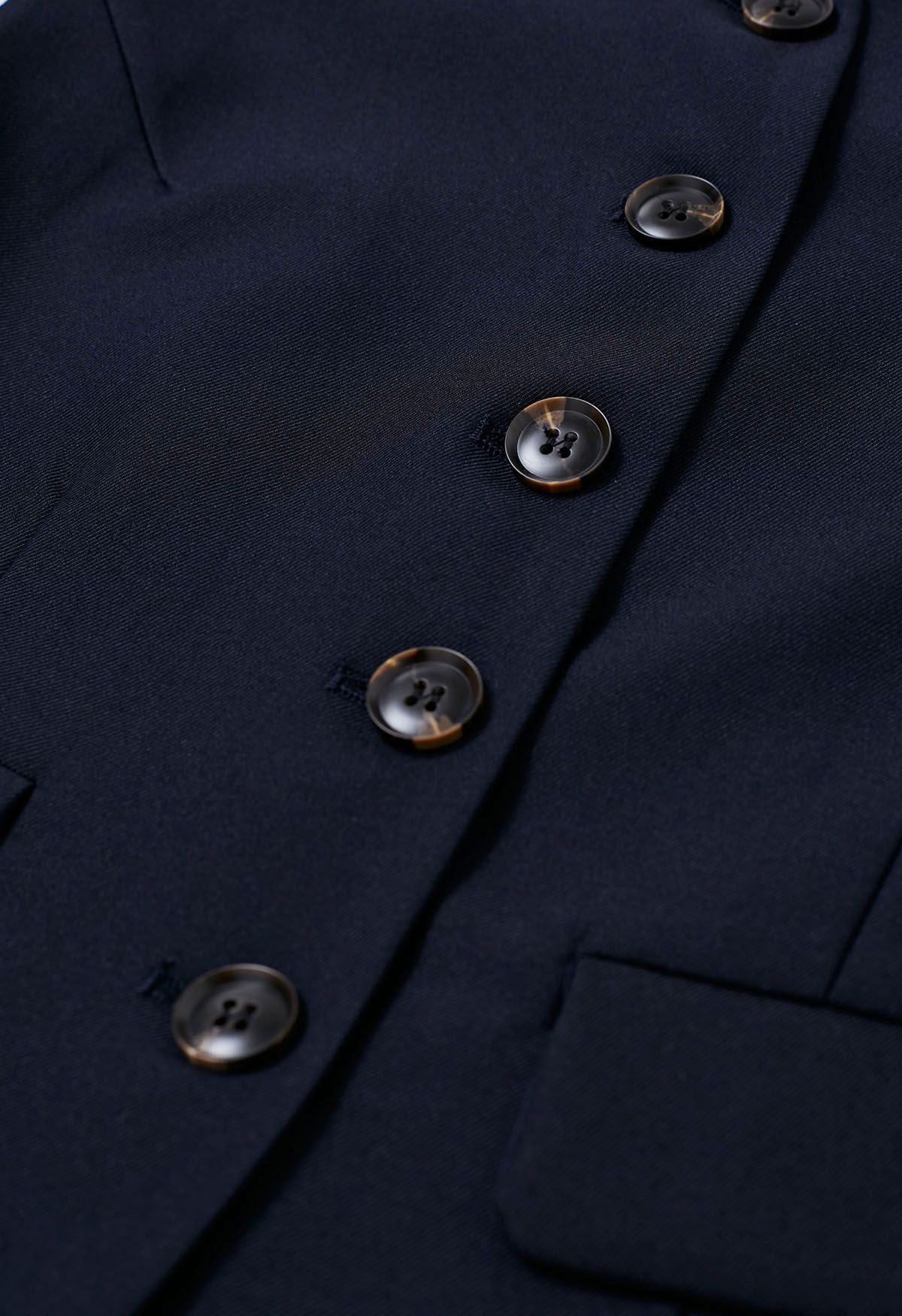 Ensemble blazer boutonné sur le devant et mini-jupe plissée en bleu marine