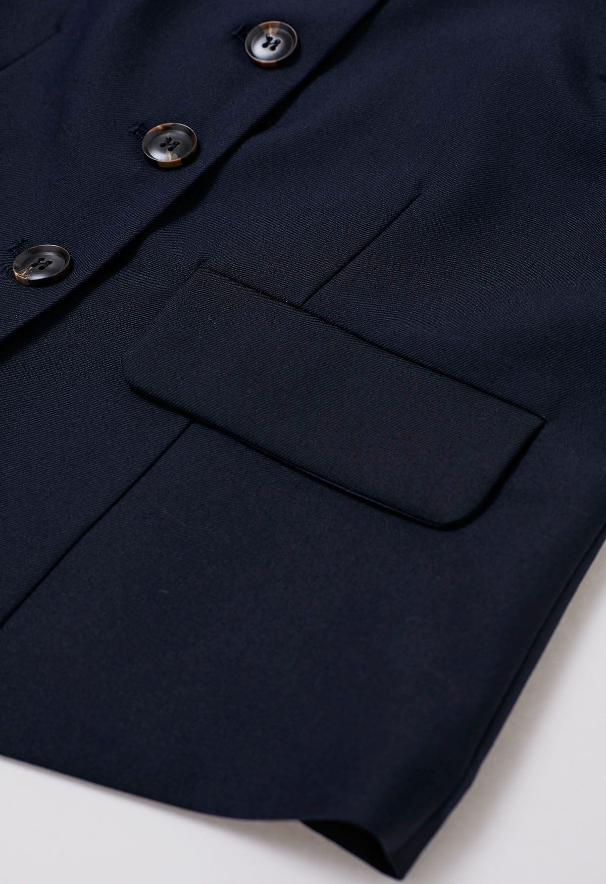 Ensemble blazer boutonné sur le devant et mini-jupe plissée en bleu marine