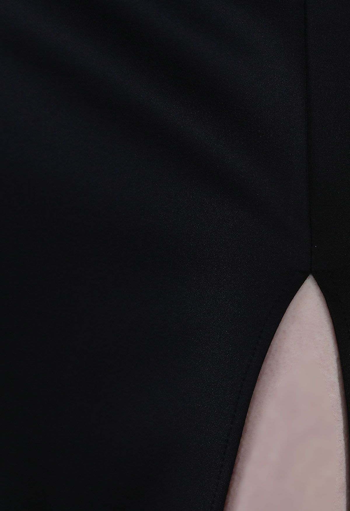 Robe caraco fendue en maille perlée et patchwork en noir