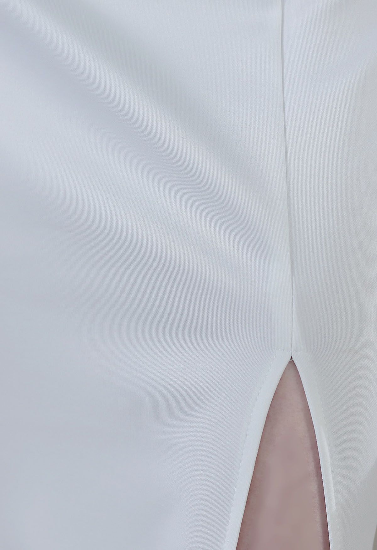 Robe caraco fendue en maille perlée et patchwork en blanc