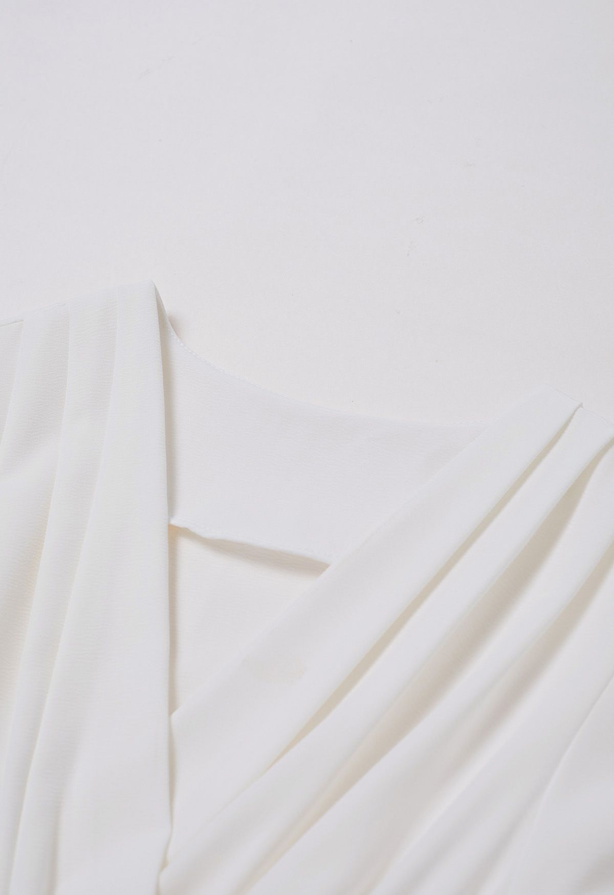 Robe midi portefeuille en mousseline de soie à plusieurs niveaux en dentelle en blanc
