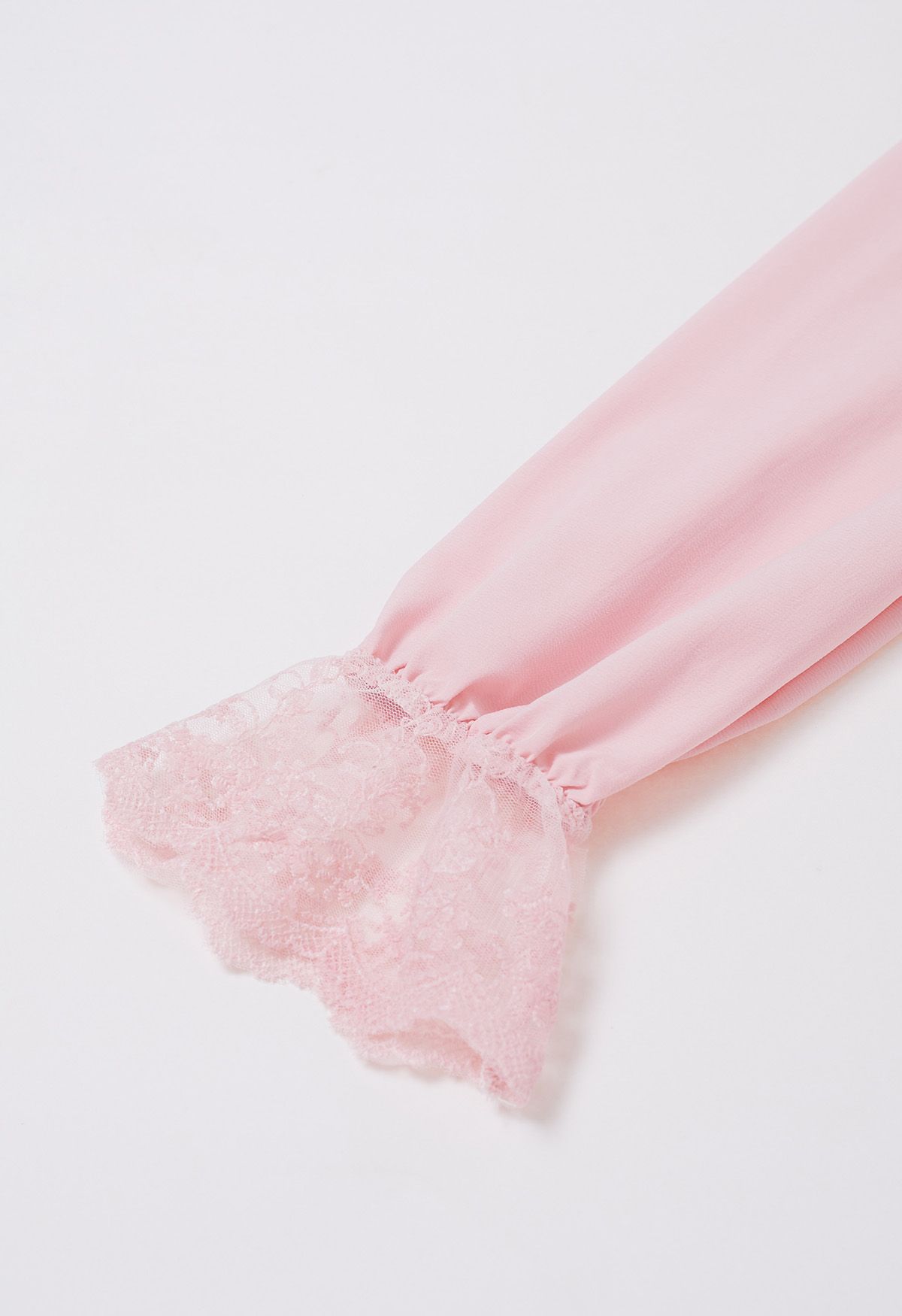 Robe midi portefeuille en mousseline de soie à plusieurs niveaux en dentelle en rose