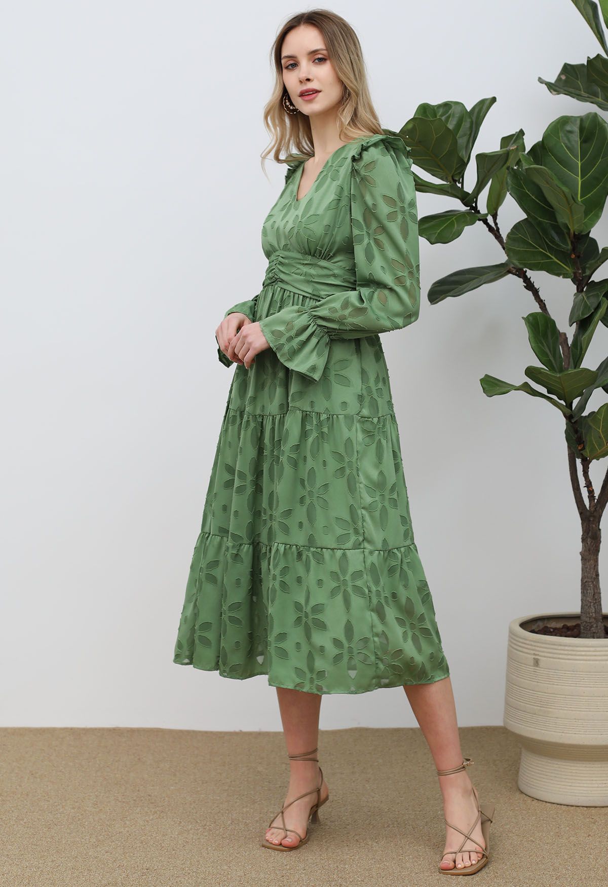 Robe mi-longue en mousseline de soie à taille froncée et florale Burnout en vert