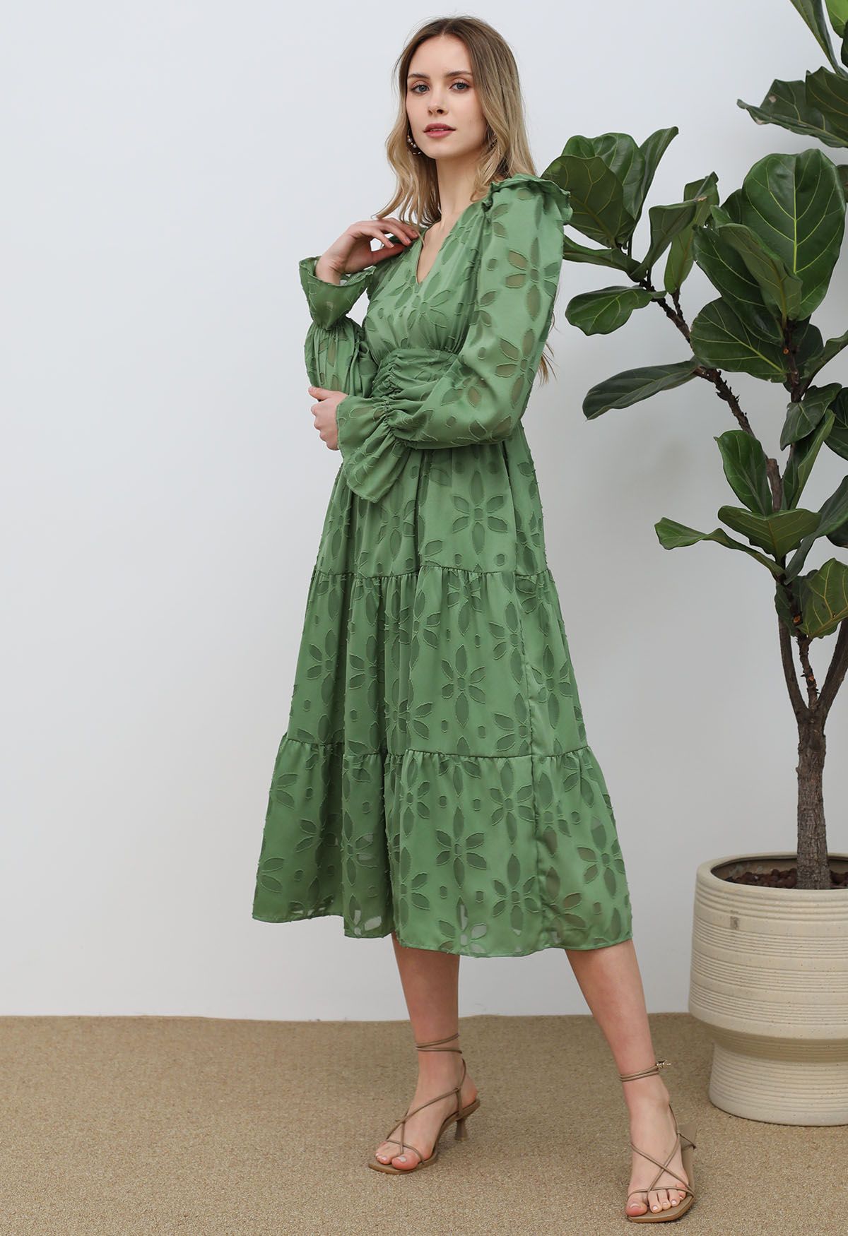 Robe mi-longue en mousseline de soie à taille froncée et florale Burnout en vert