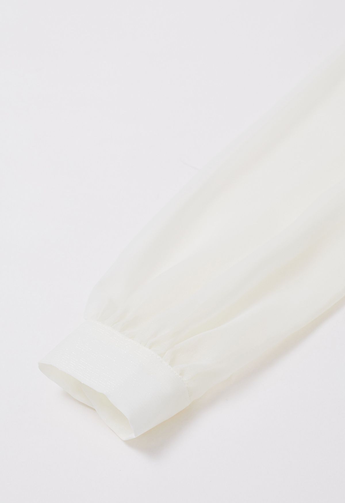 Haut semi-transparent à encolure pétale 3D en ivoire