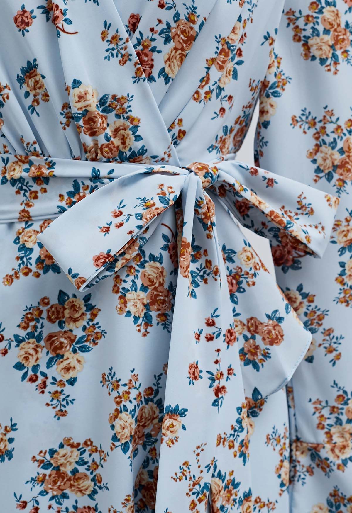 Robe mi-longue à volants effet portefeuille Floral Romance en bleu