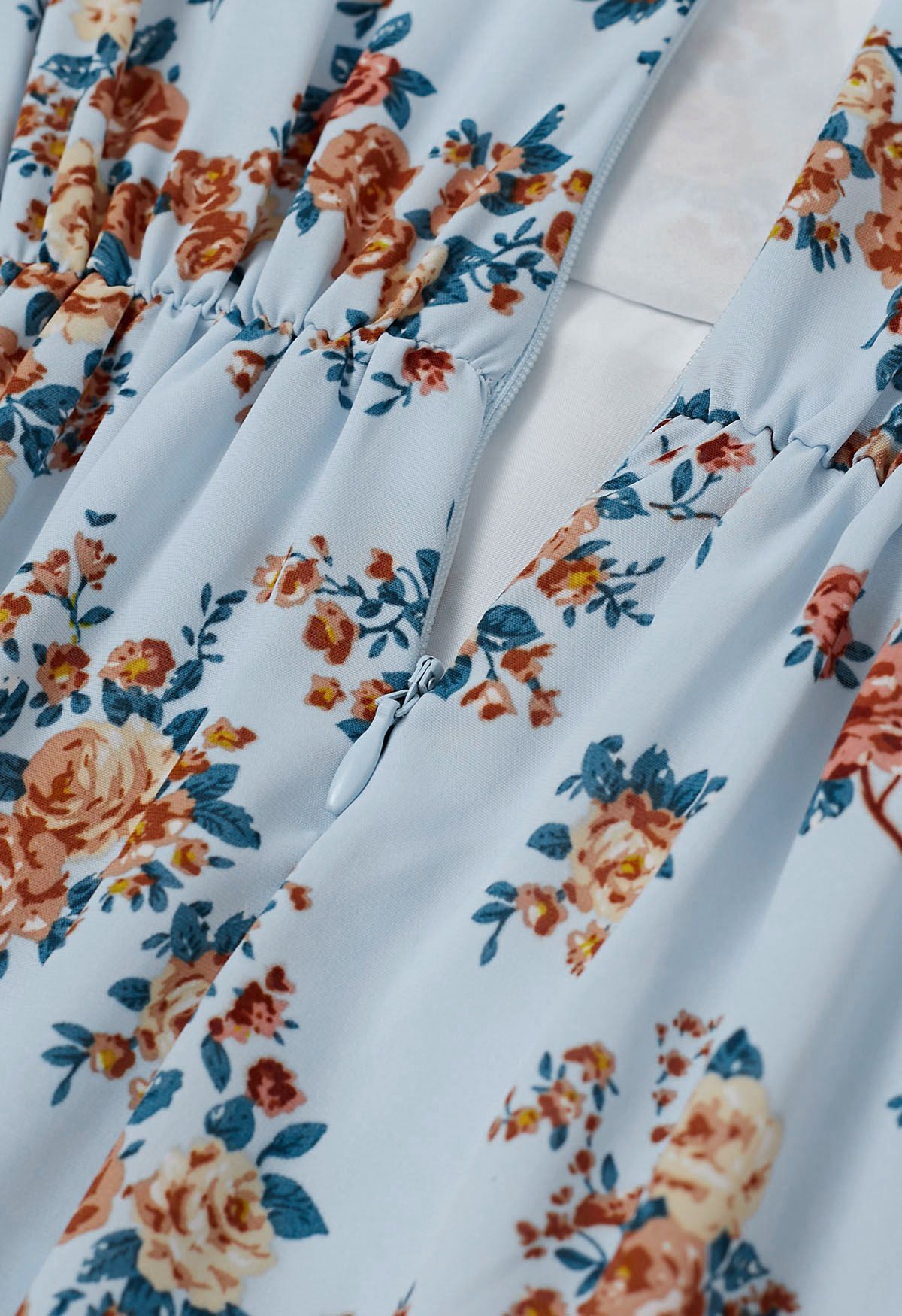Robe mi-longue à volants effet portefeuille Floral Romance en bleu