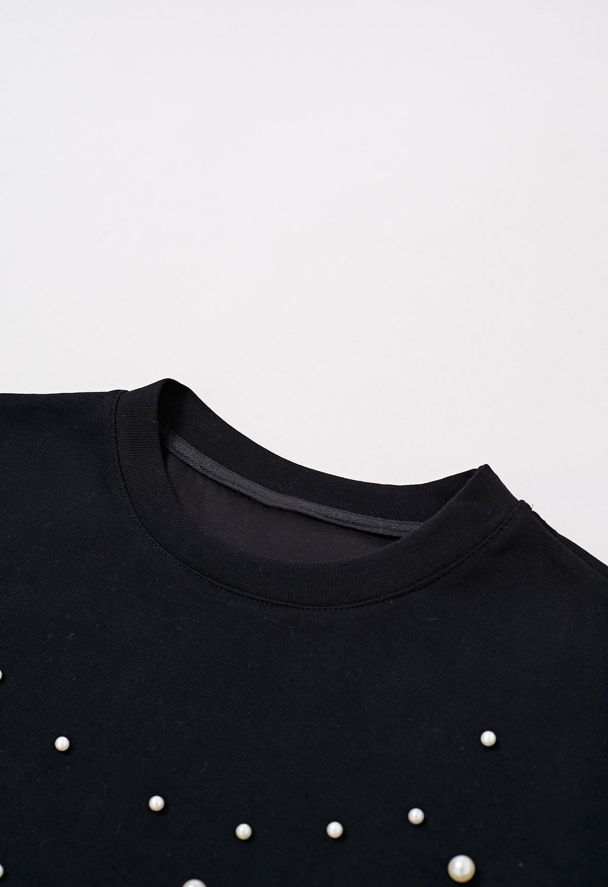 T-shirt sophistiqué à bordure perlée en noir