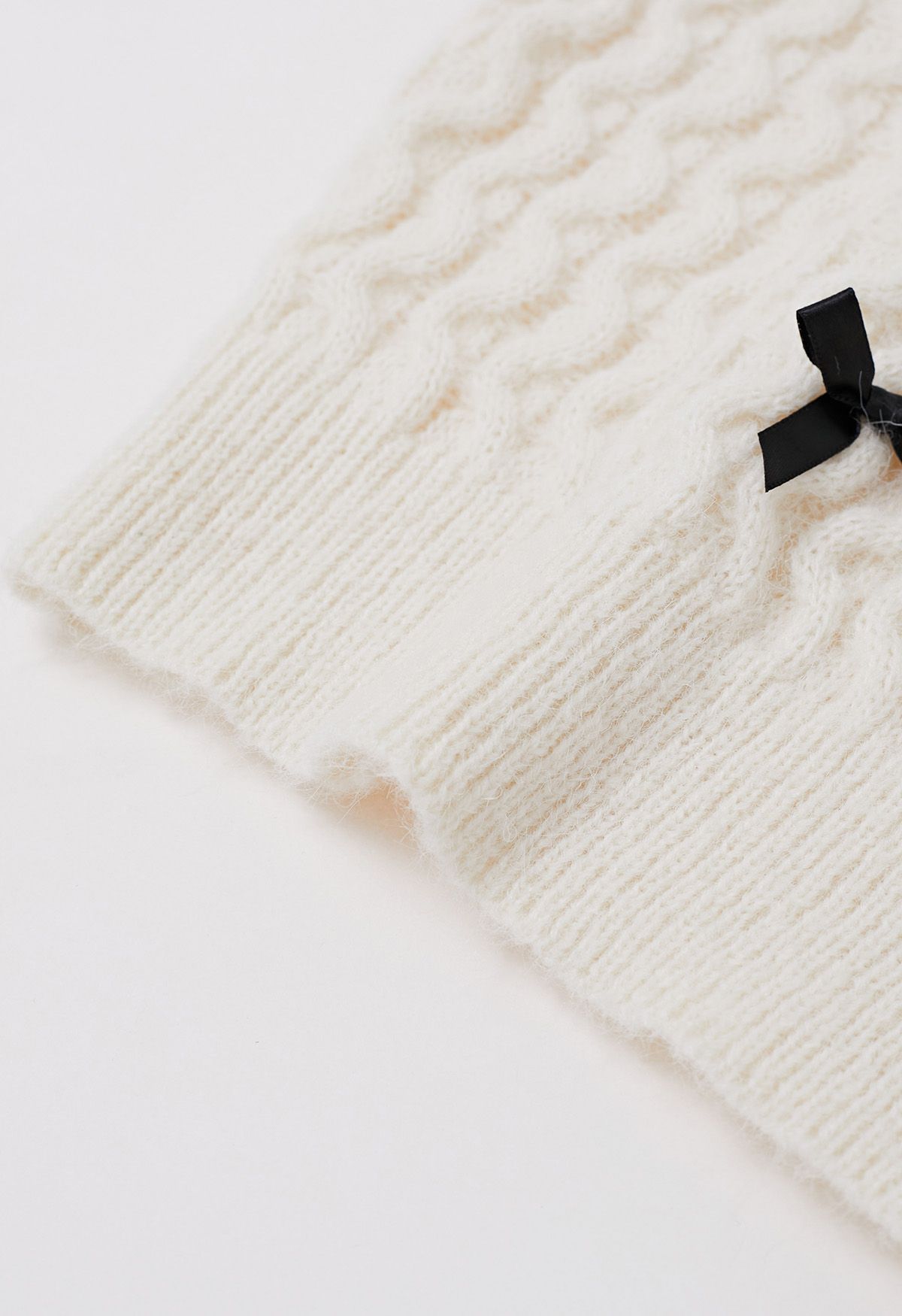 Attachant - Haut en tricot à manches courtes orné de nœud papillon en blanc
