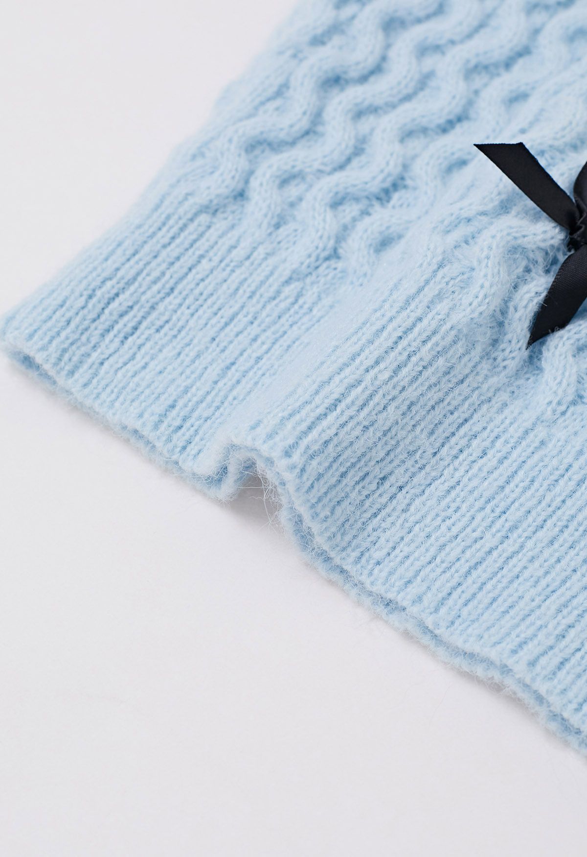 Attachant - Haut en tricot à manches courtes orné de nœud papillon en bleu