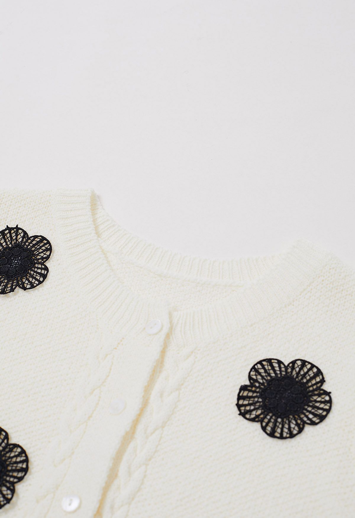 Cardigan en tricot à manches courtes orné de fleurs au crochet en ivoire