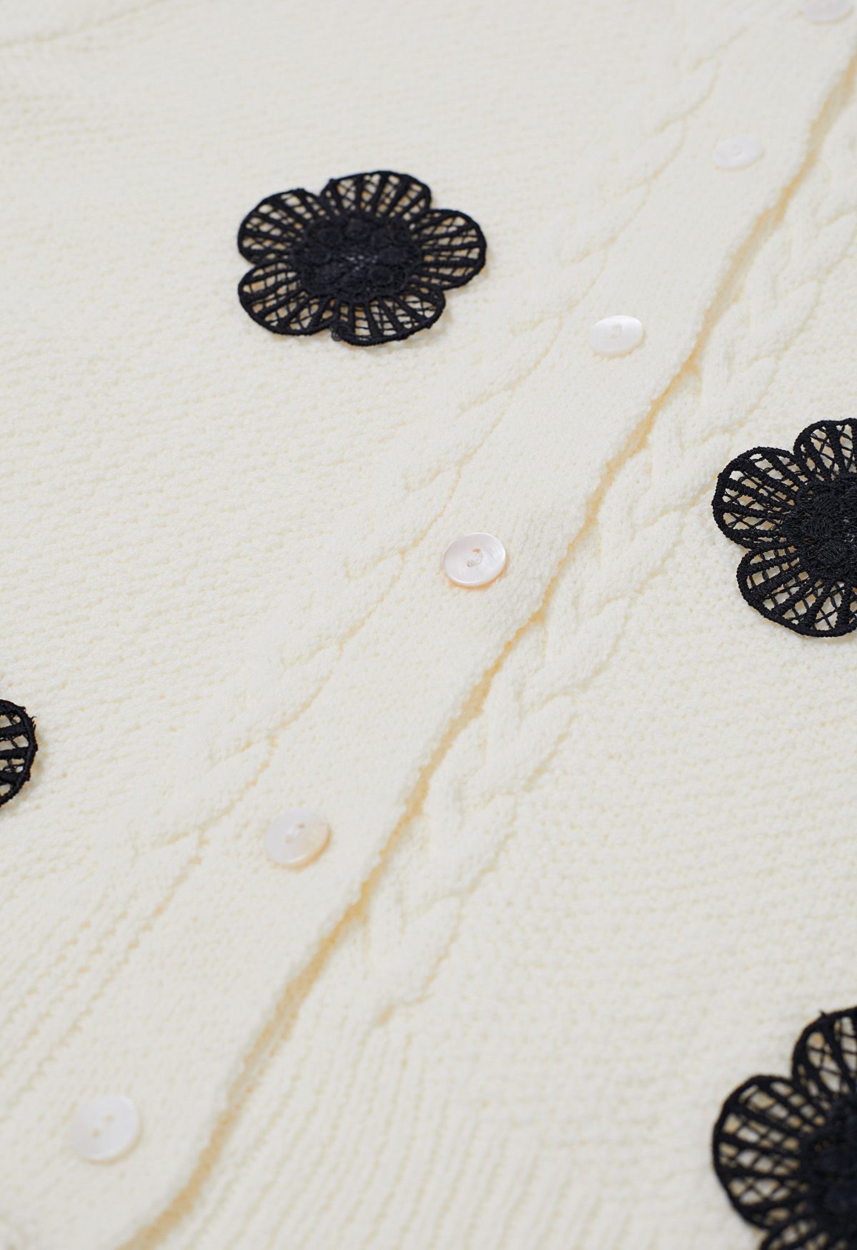 Cardigan en tricot à manches courtes orné de fleurs au crochet en ivoire