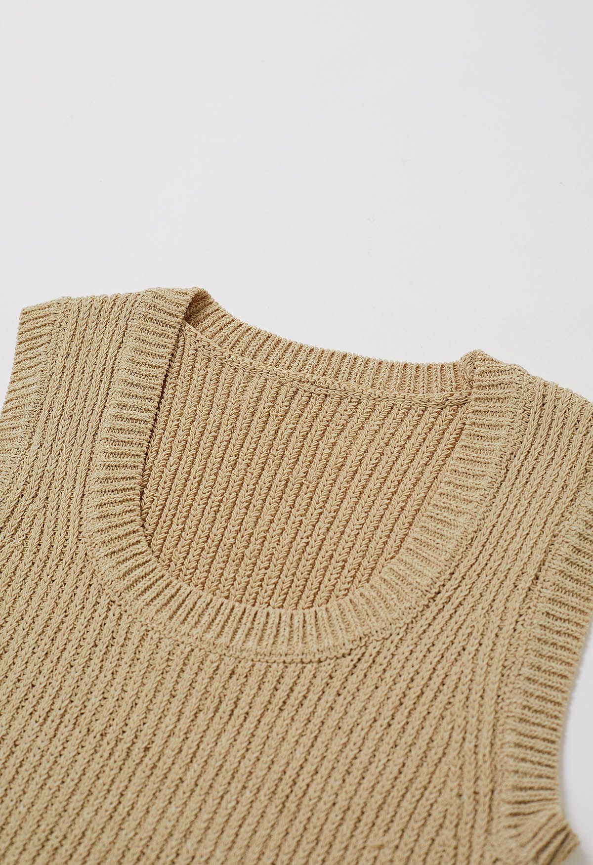 Haut en tricot sans manches à col rond et ourlet volanté en beige clair