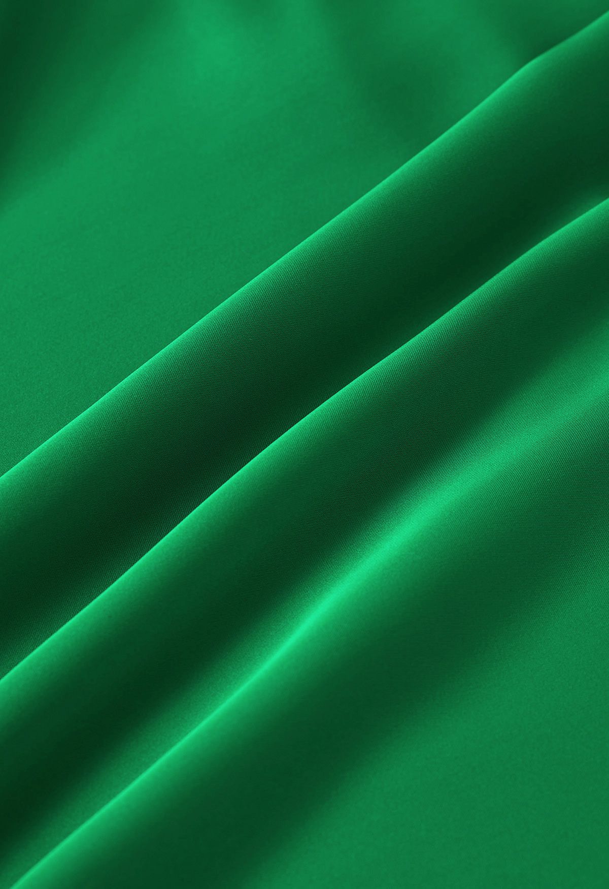Haut asymétrique froncé à manches longues en satin en vert