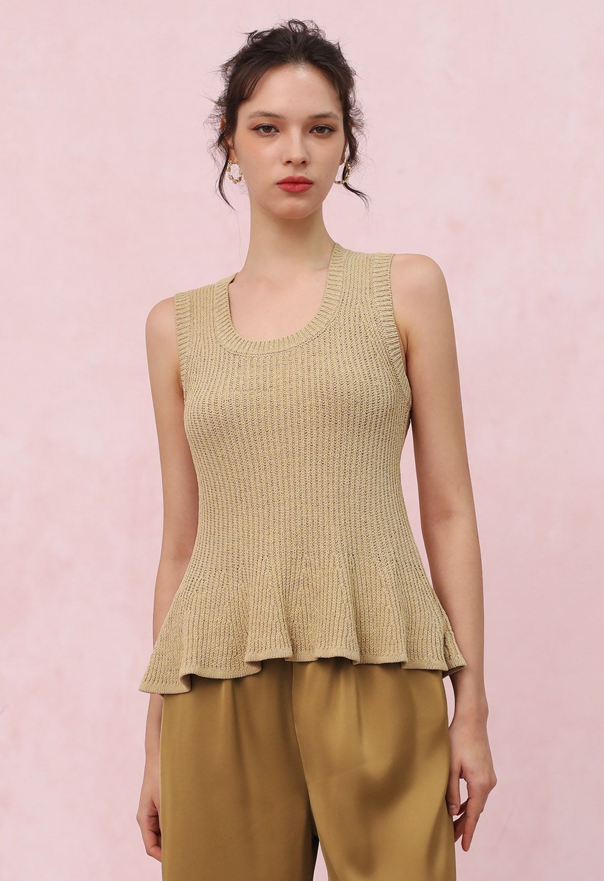 Haut en tricot sans manches à col rond et ourlet volanté en beige clair