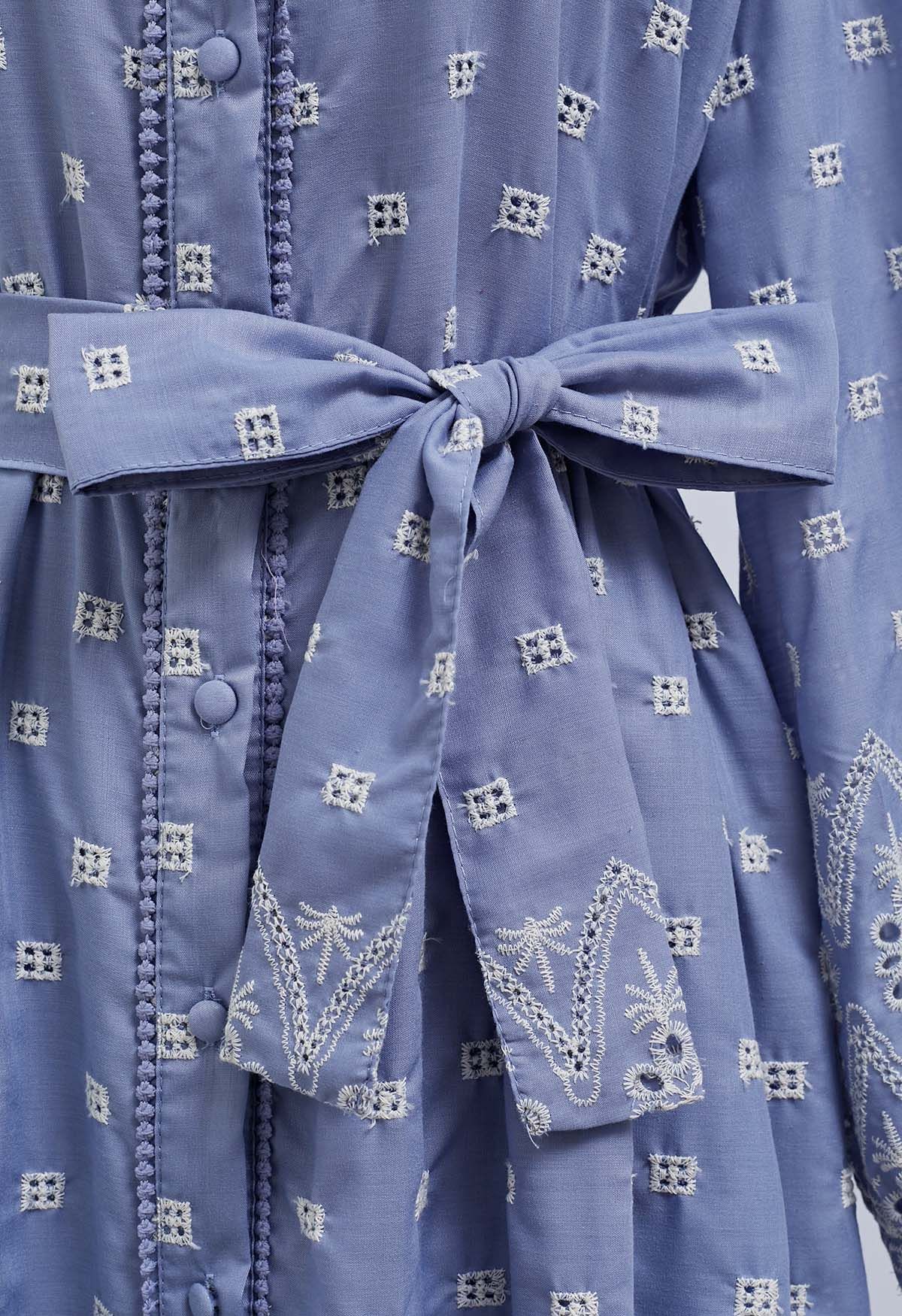 Robe chemise en coton brodée d'œillets à taille nouée en bleu