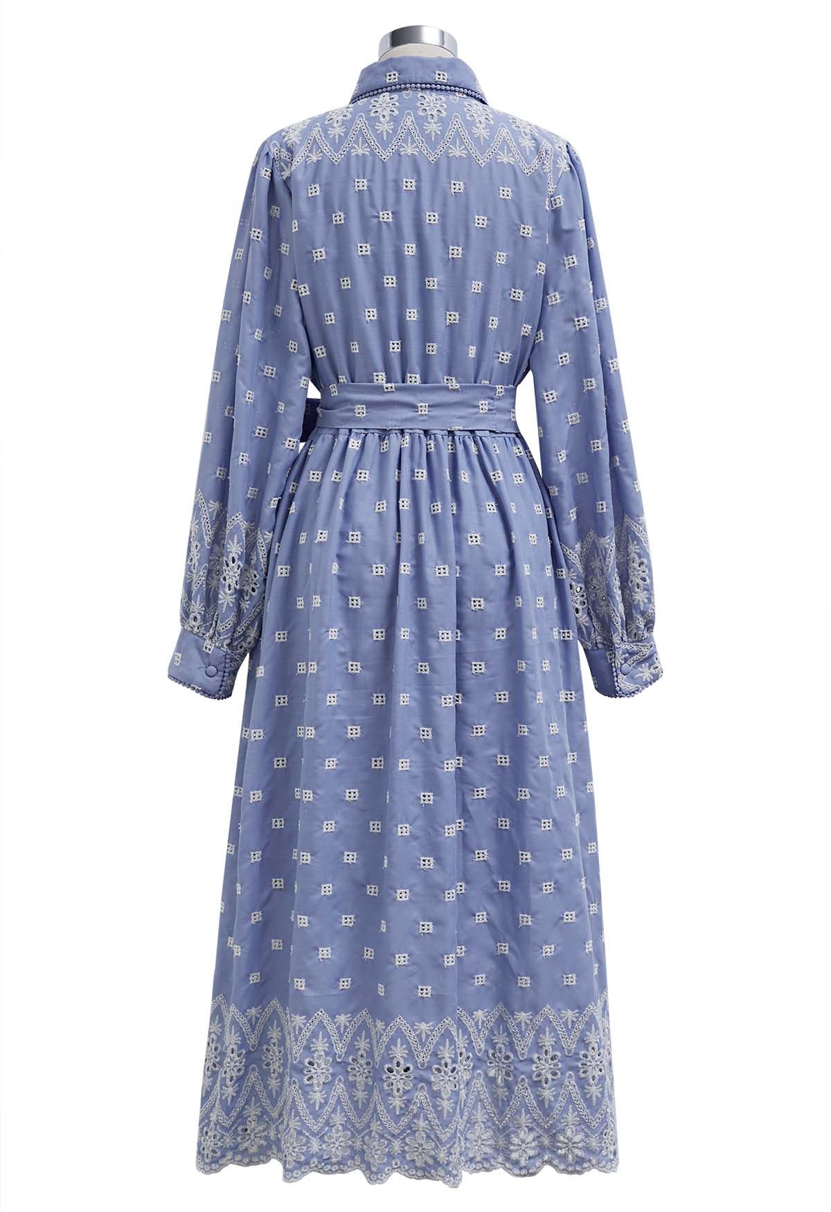 Robe chemise en coton brodée d'œillets à taille nouée en bleu