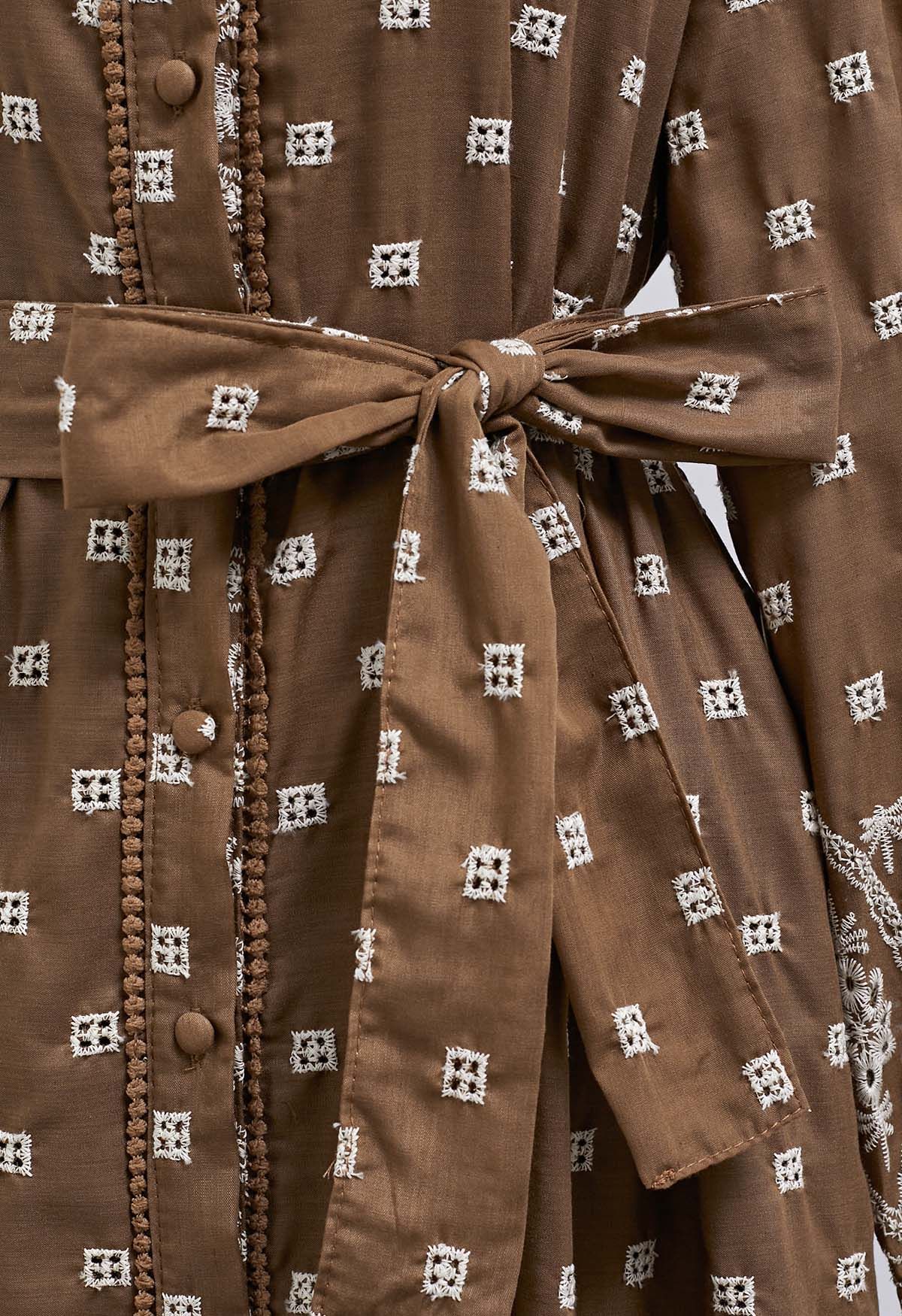 Robe chemise en coton brodée d'œillets à taille nouée, marron