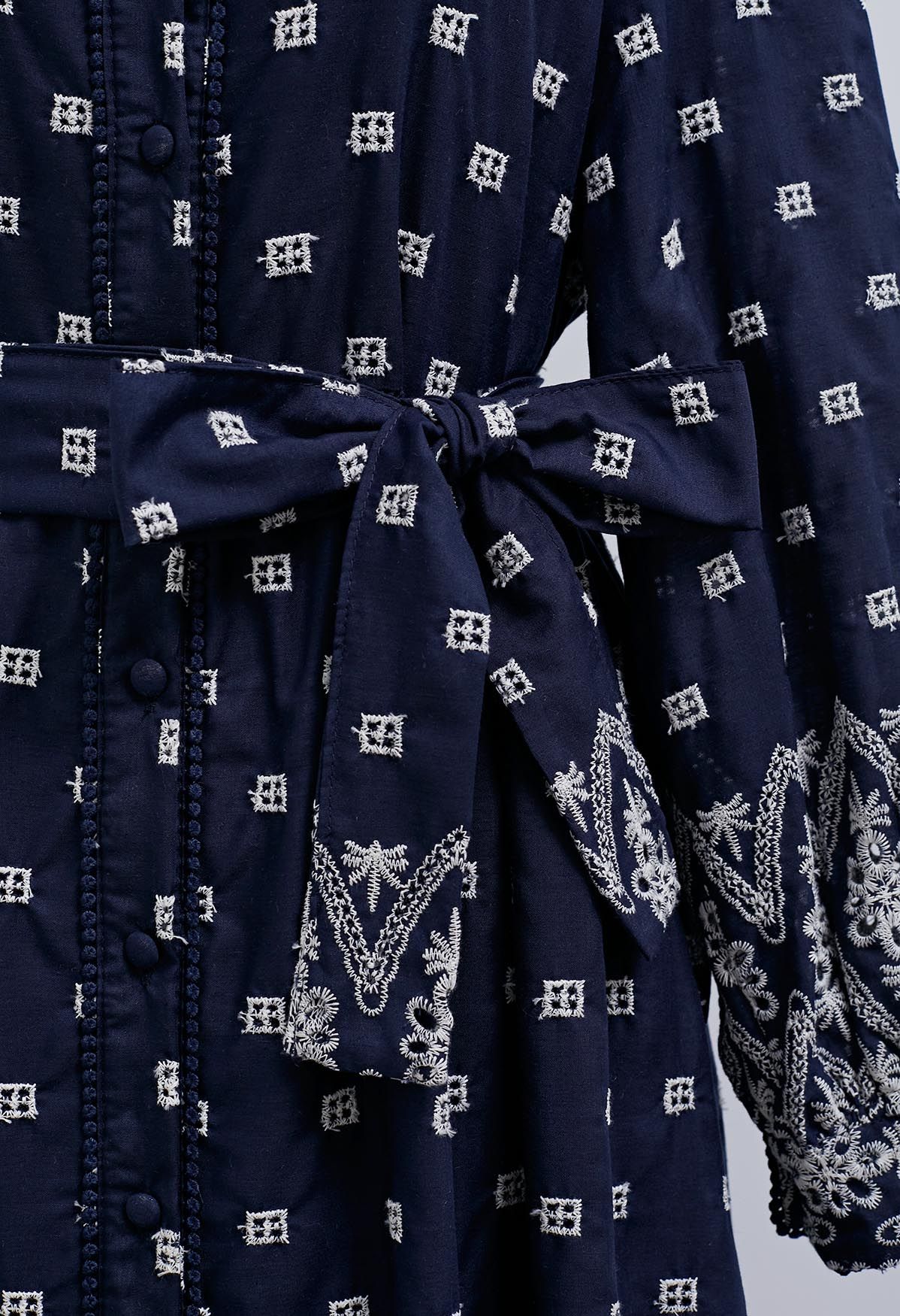 Robe chemise en coton brodée à œillets et taille nouée, bleu marine