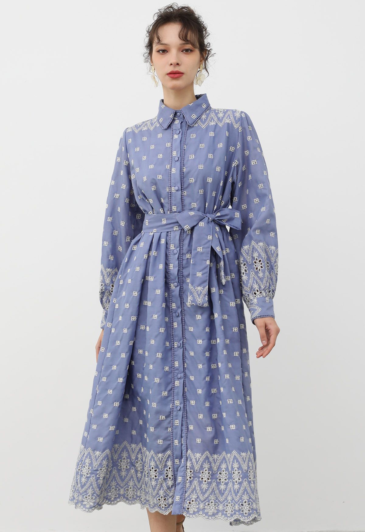 Robe chemise en coton brodée d'œillets à taille nouée en bleu