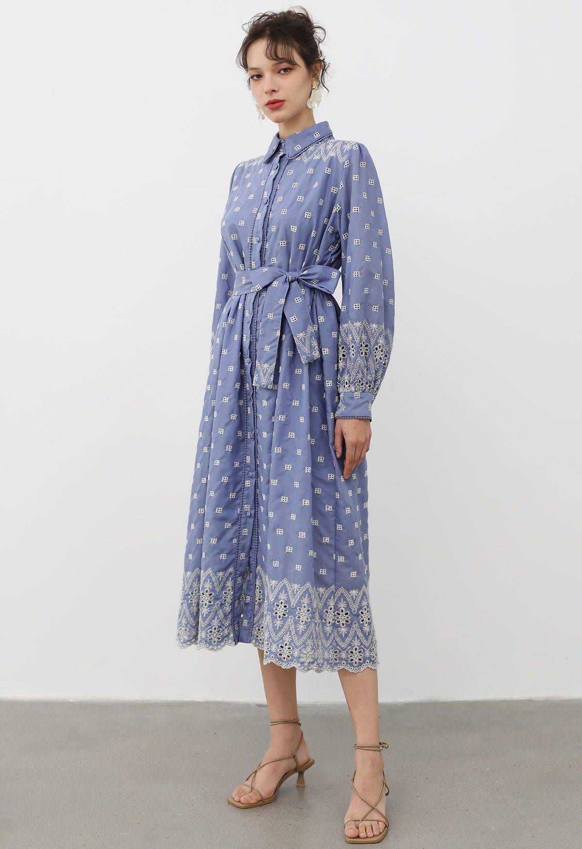 Robe chemise en coton brodée d'œillets à taille nouée en bleu