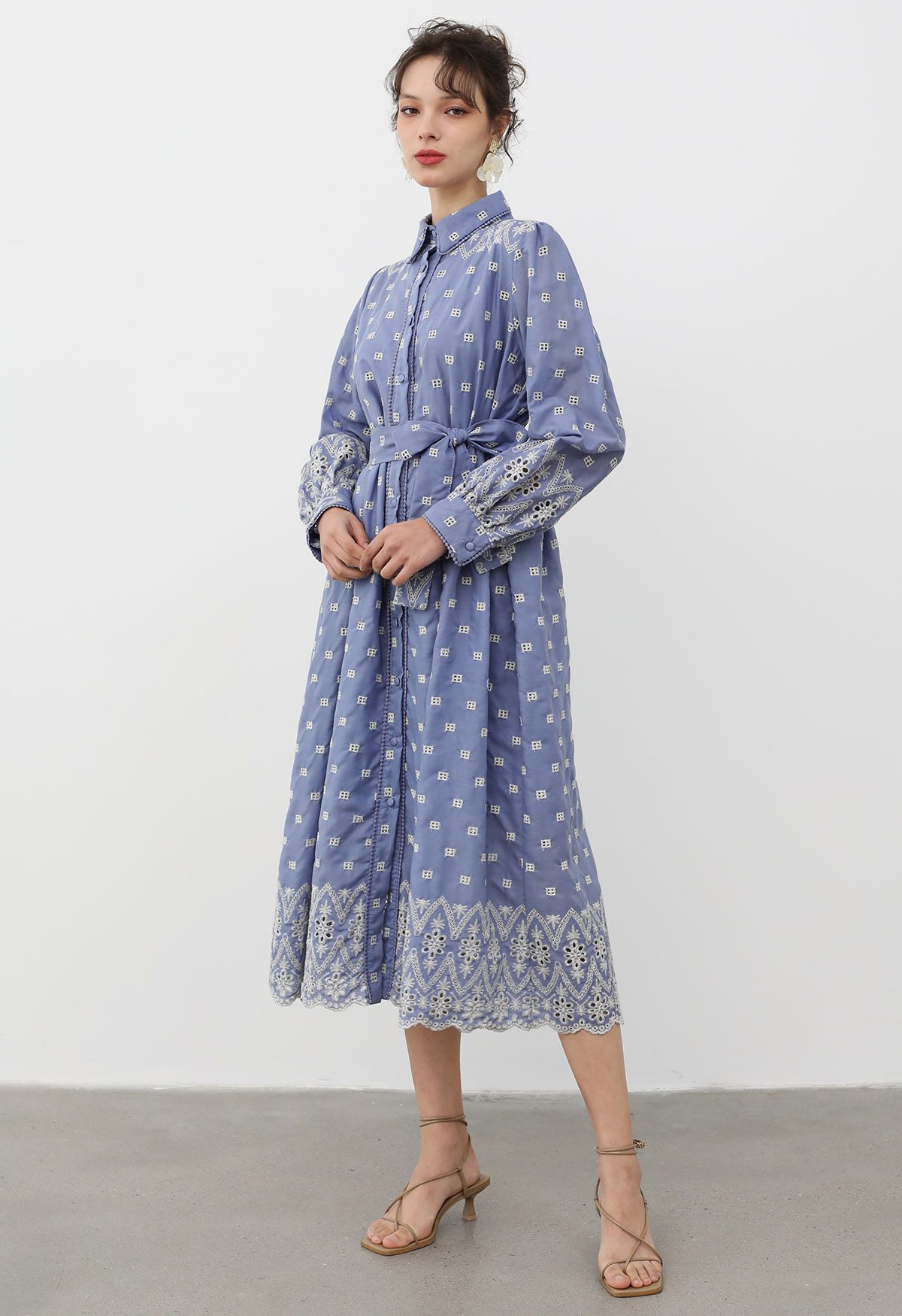 Robe chemise en coton brodée d'œillets à taille nouée en bleu