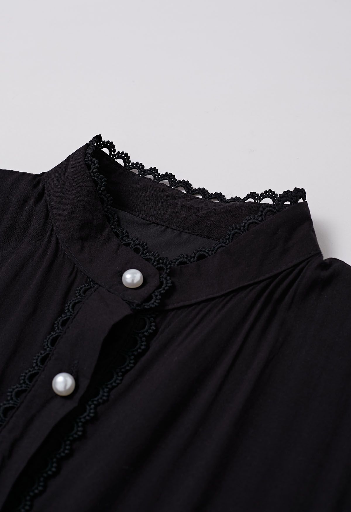 Robe boutonnée à empiècements en crochet et à taille nouée, noire