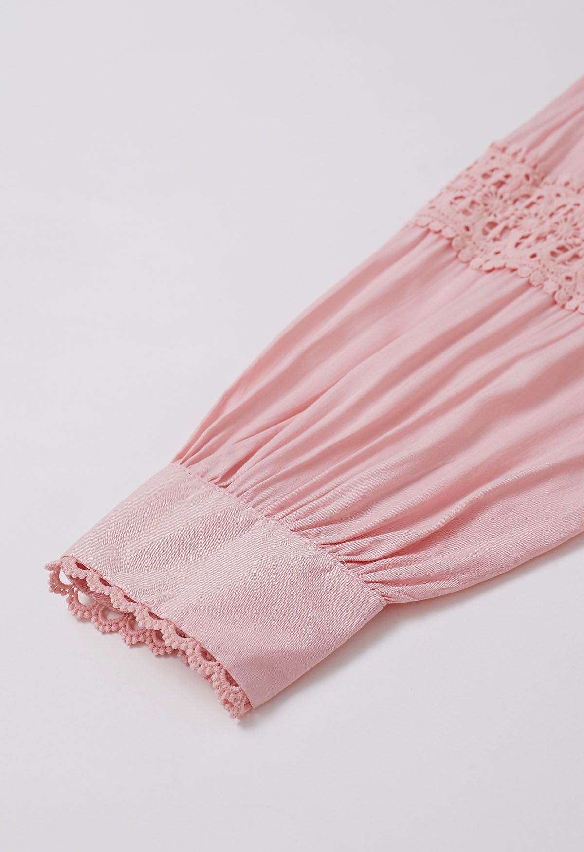 Robe boutonnée à empiècements en crochet et à taille nouée en rose