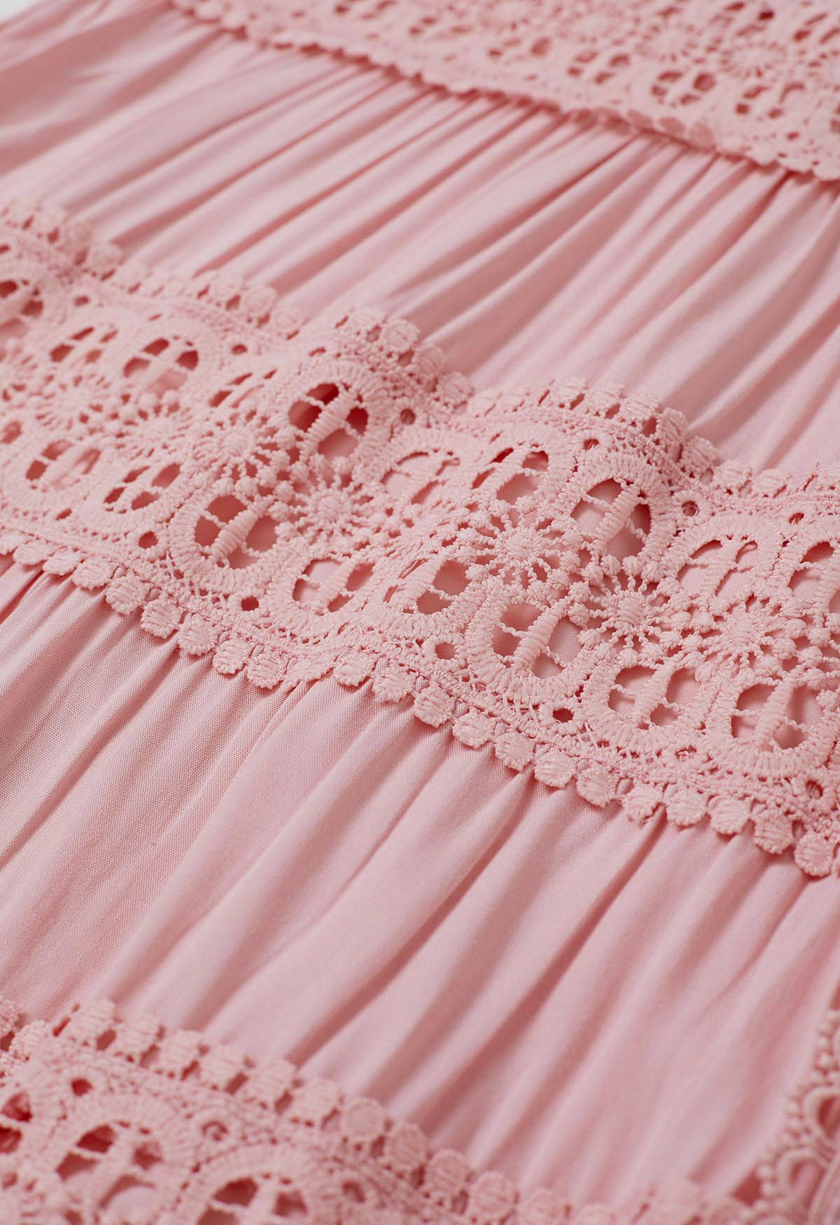 Robe boutonnée à empiècements en crochet et à taille nouée en rose