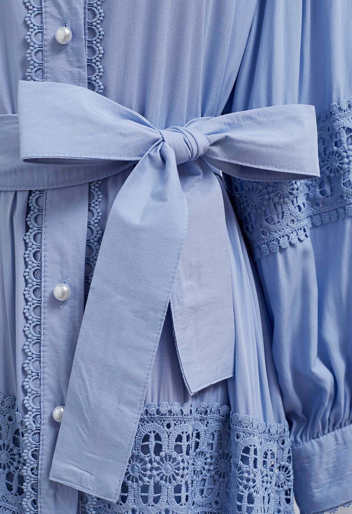 Robe boutonnée à empiècements en crochet et à taille nouée en bleu