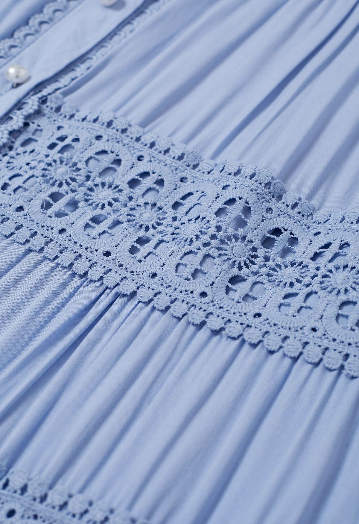 Robe boutonnée à empiècements en crochet et à taille nouée en bleu