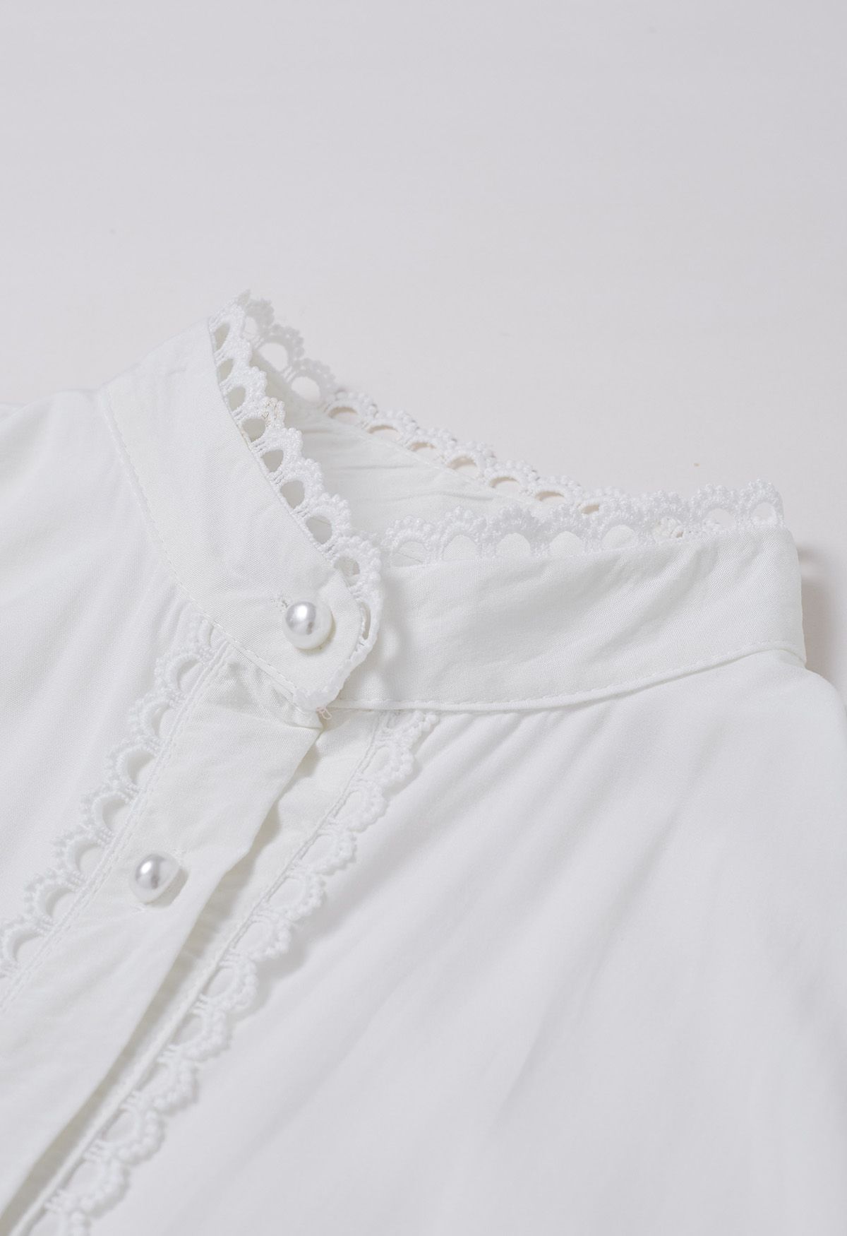 Robe boutonnée à empiècements en crochet et à taille nouée en blanc