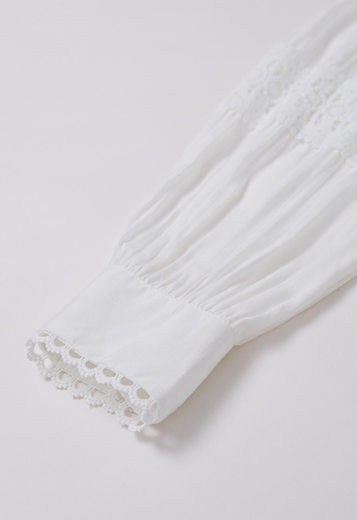 Robe boutonnée à empiècements en crochet et à taille nouée en blanc