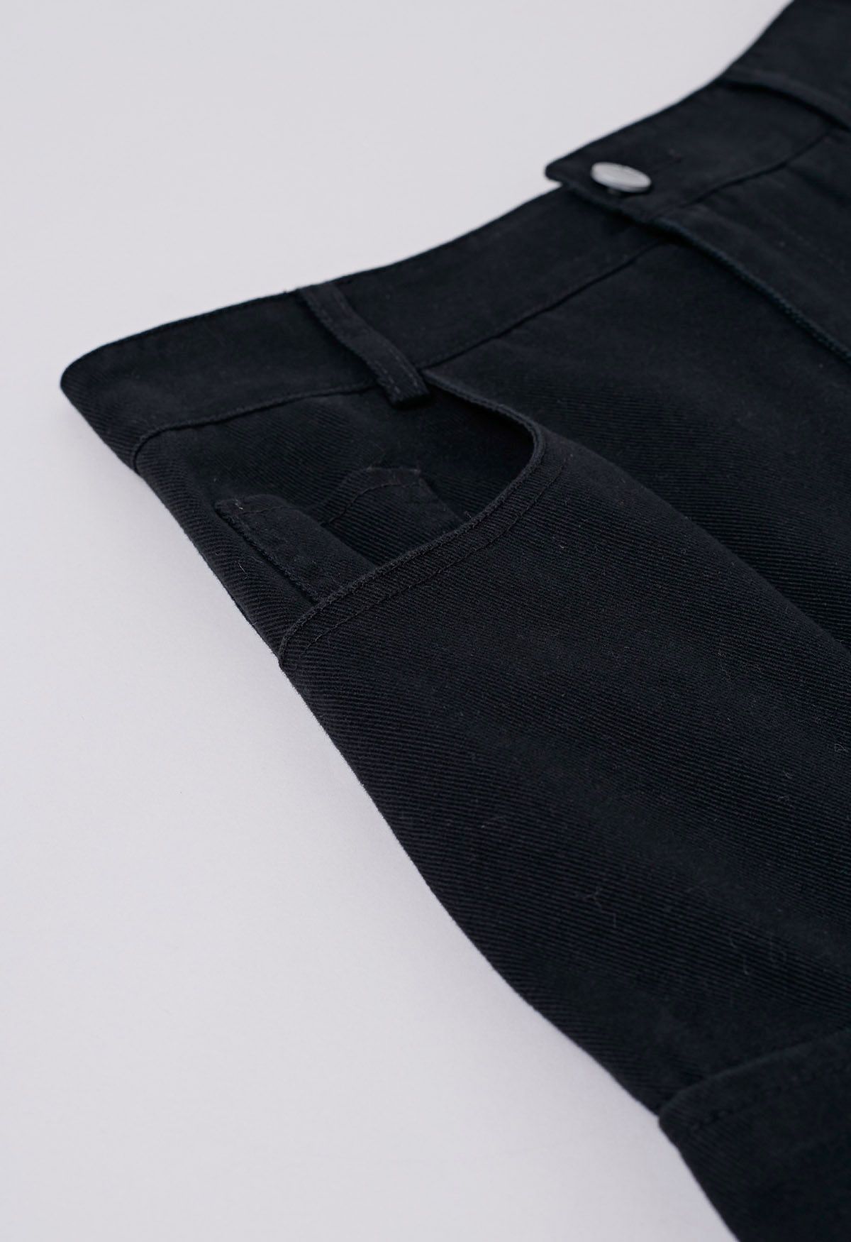 Jupe évasée en jean ceinturée avec poches et bordure en noir