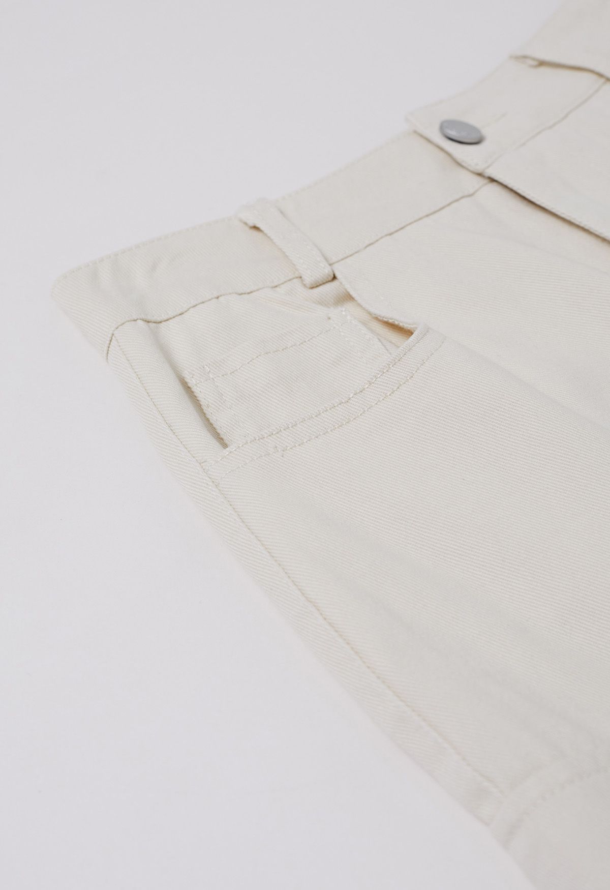 Jupe évasée en jean ceinturée avec poches et bordure en ivoire