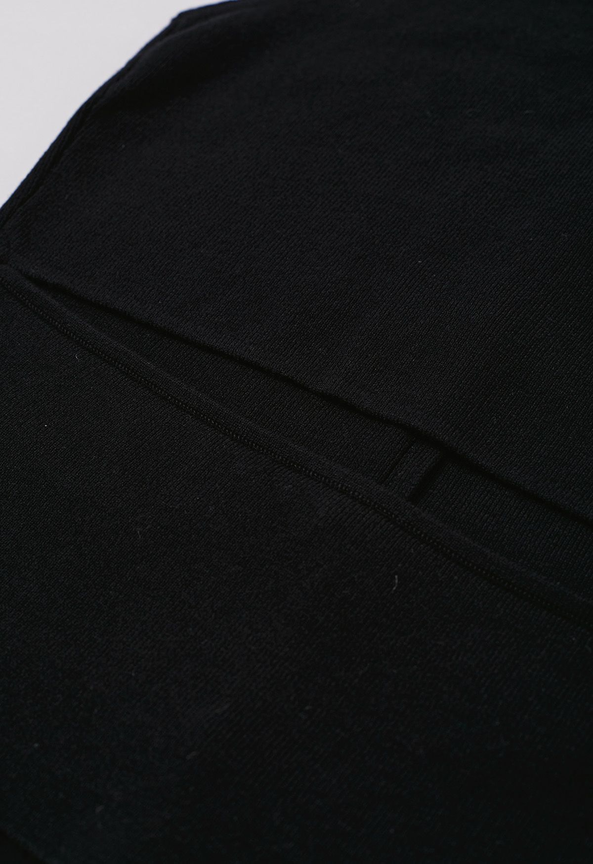 Haut en tricot sans manches boutonné au dos découpé en noir