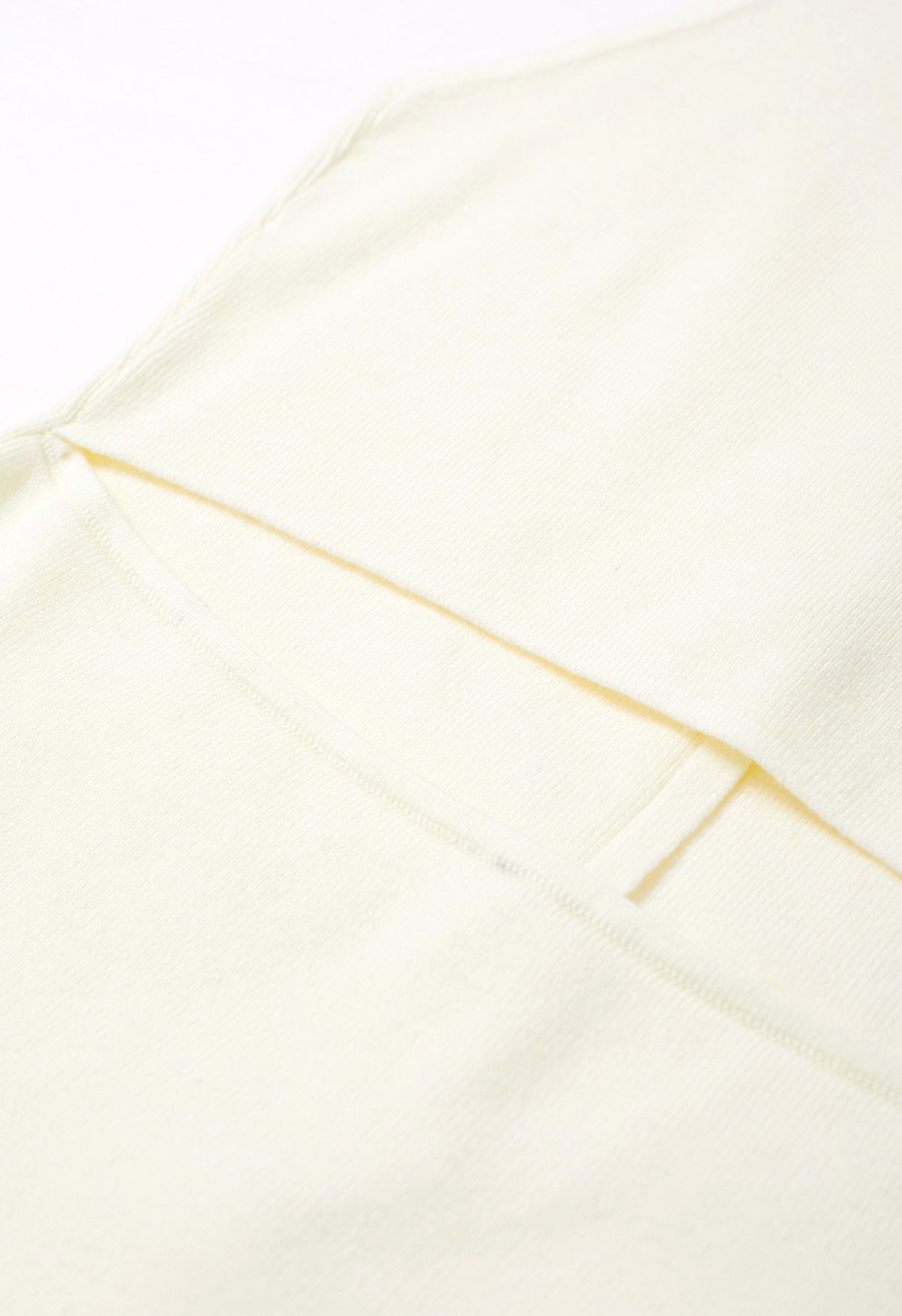 Haut en tricot sans manches boutonné au dos découpé en blanc