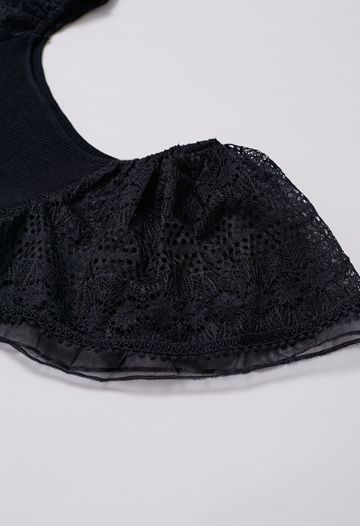Haut en tricot épissé à manches flottantes en dentelle découpée en noir