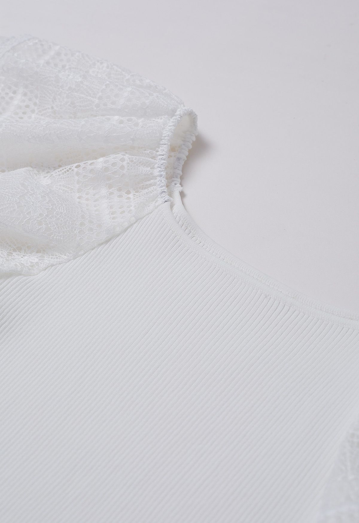Haut en tricot épissé à manches flottantes en dentelle découpée en blanc