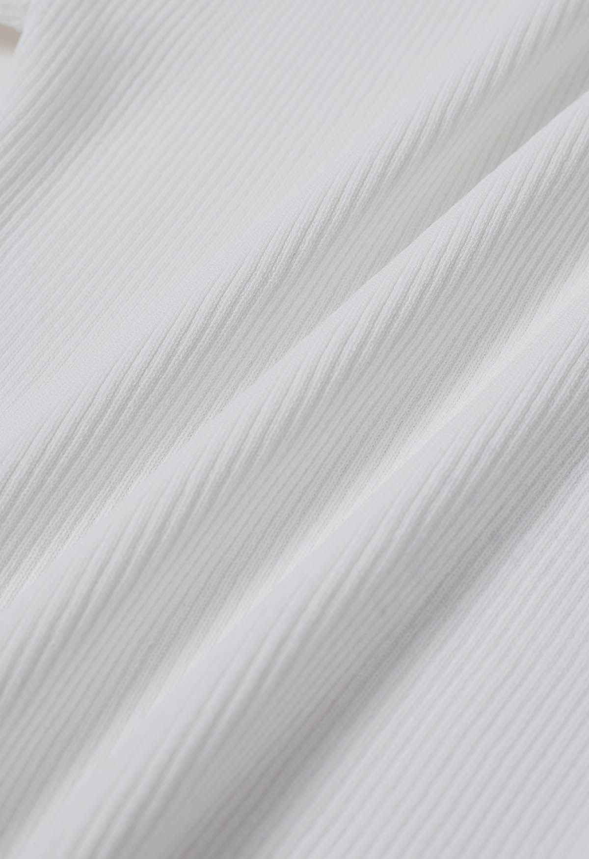 Haut en tricot épissé à manches flottantes en dentelle découpée en blanc