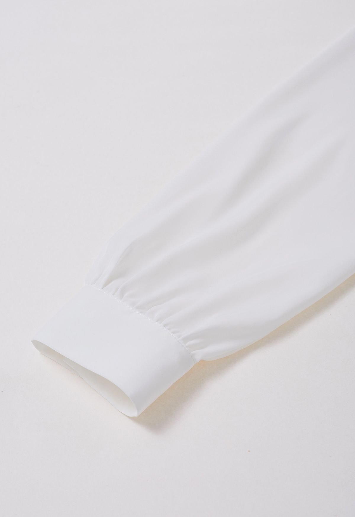 Chemise boutonnée en satin à col noué en blanc