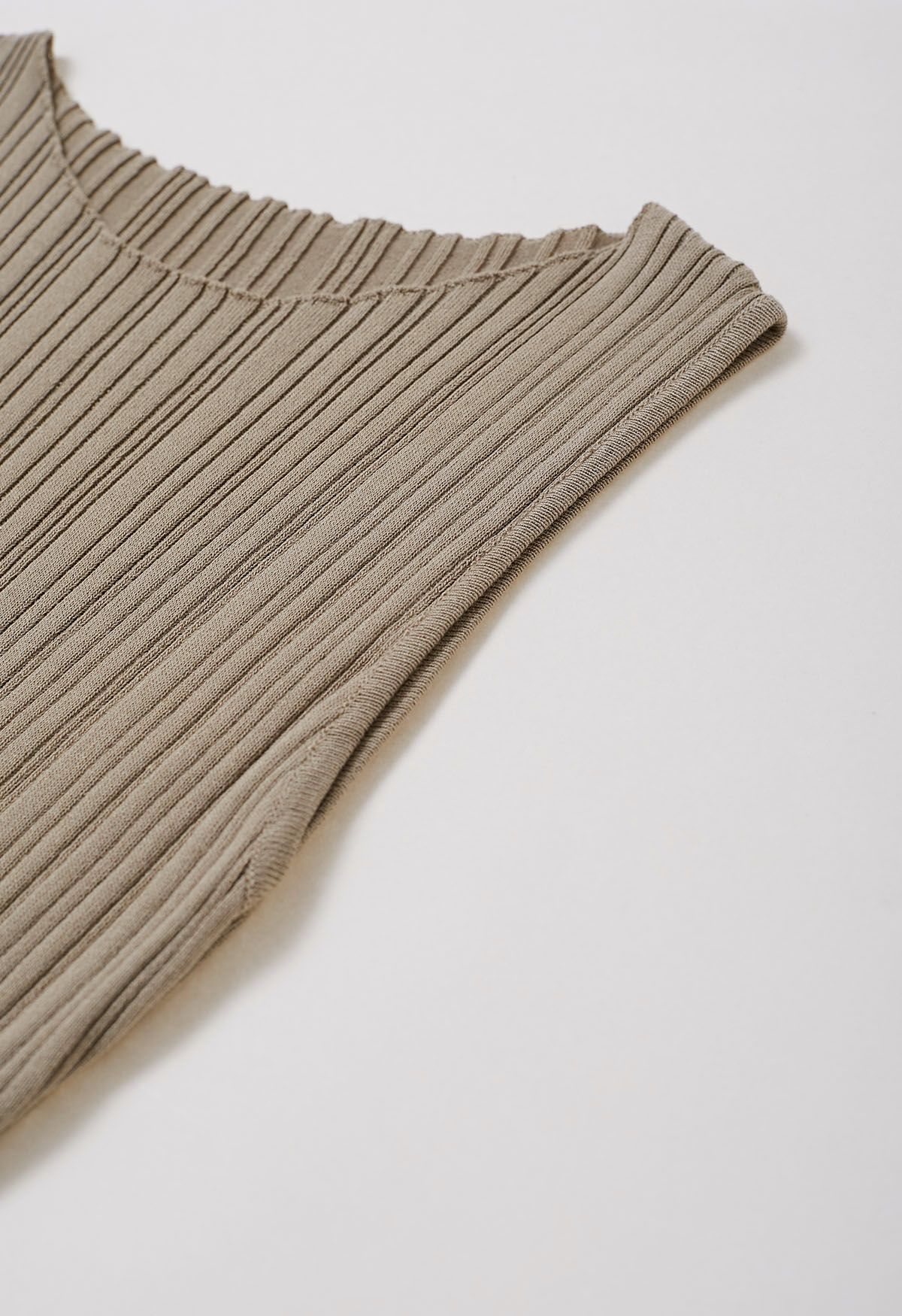 Robe longue en tricot sans manches moulante au dos fendu en taupe