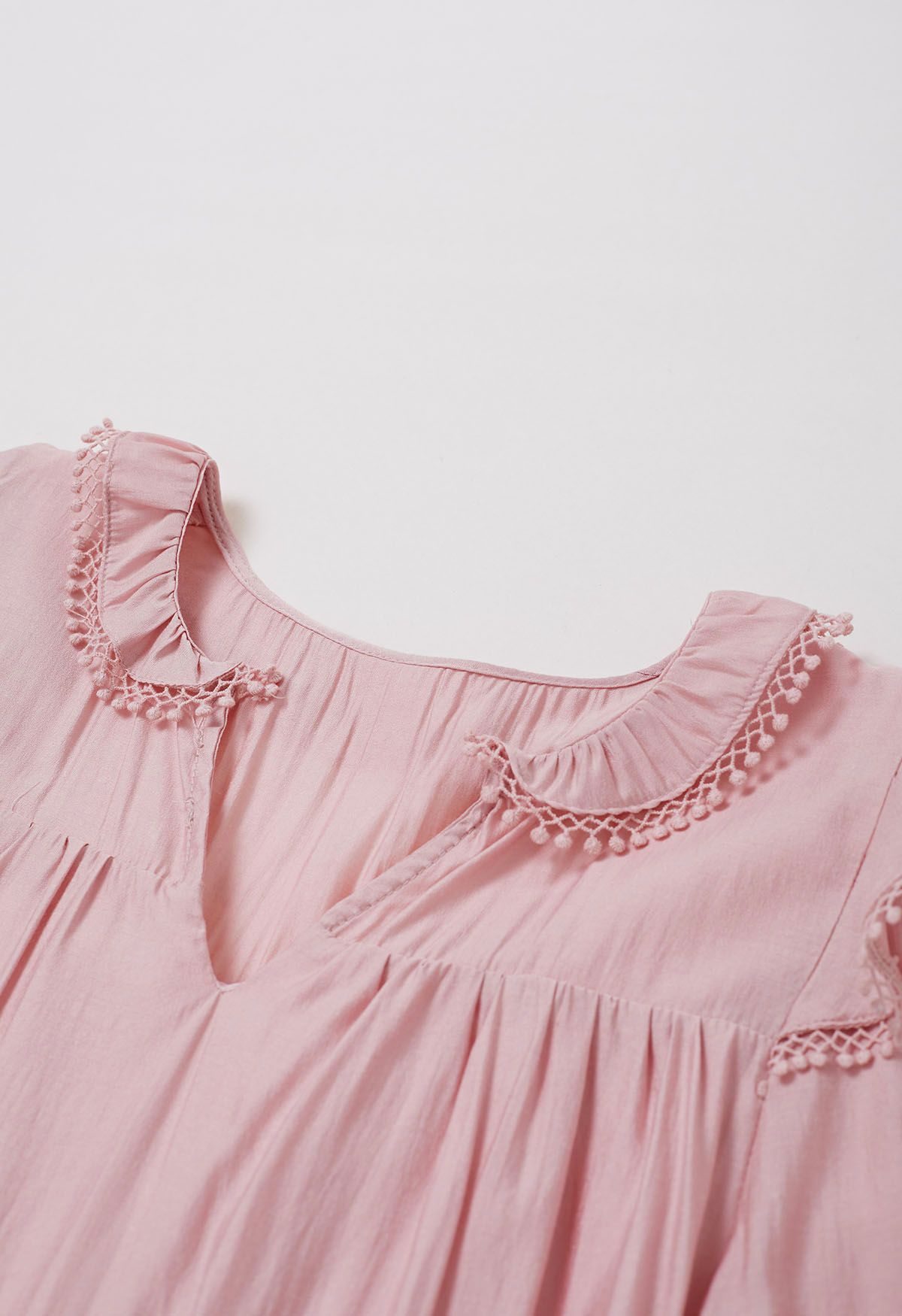 Mini-robe à manches étagées et détails de franges en rose