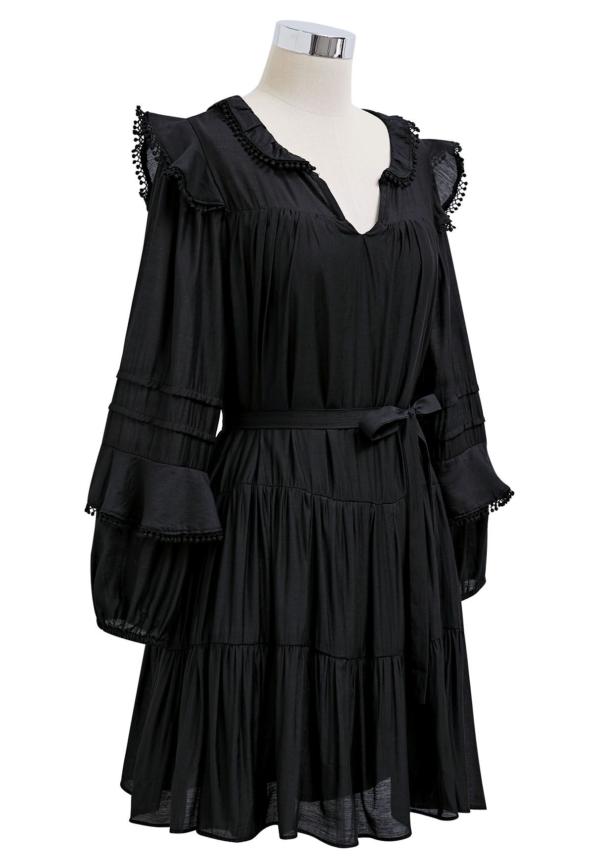 Mini-robe à manches étagées et détails de franges en noir