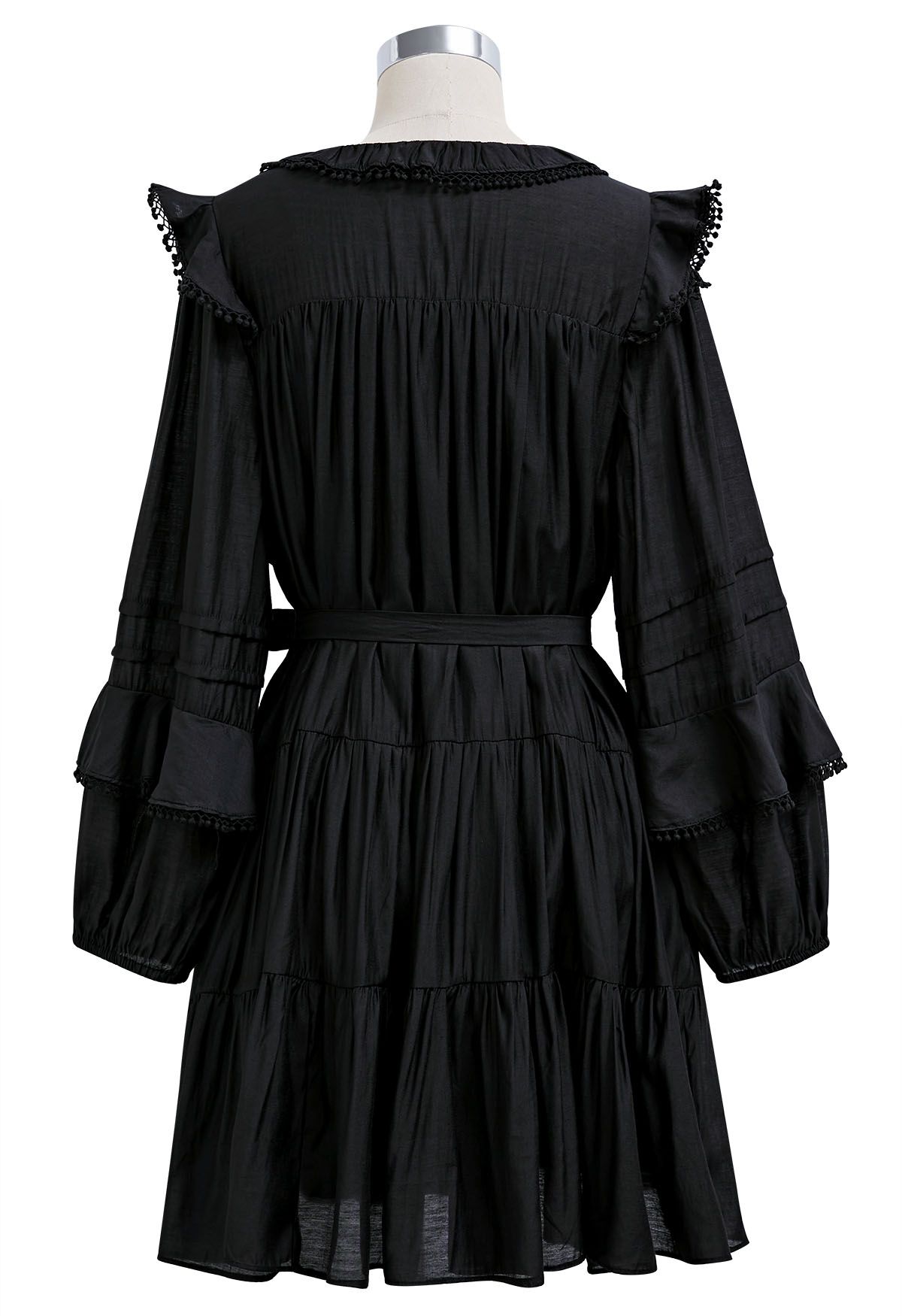 Mini-robe à manches étagées et détails de franges en noir