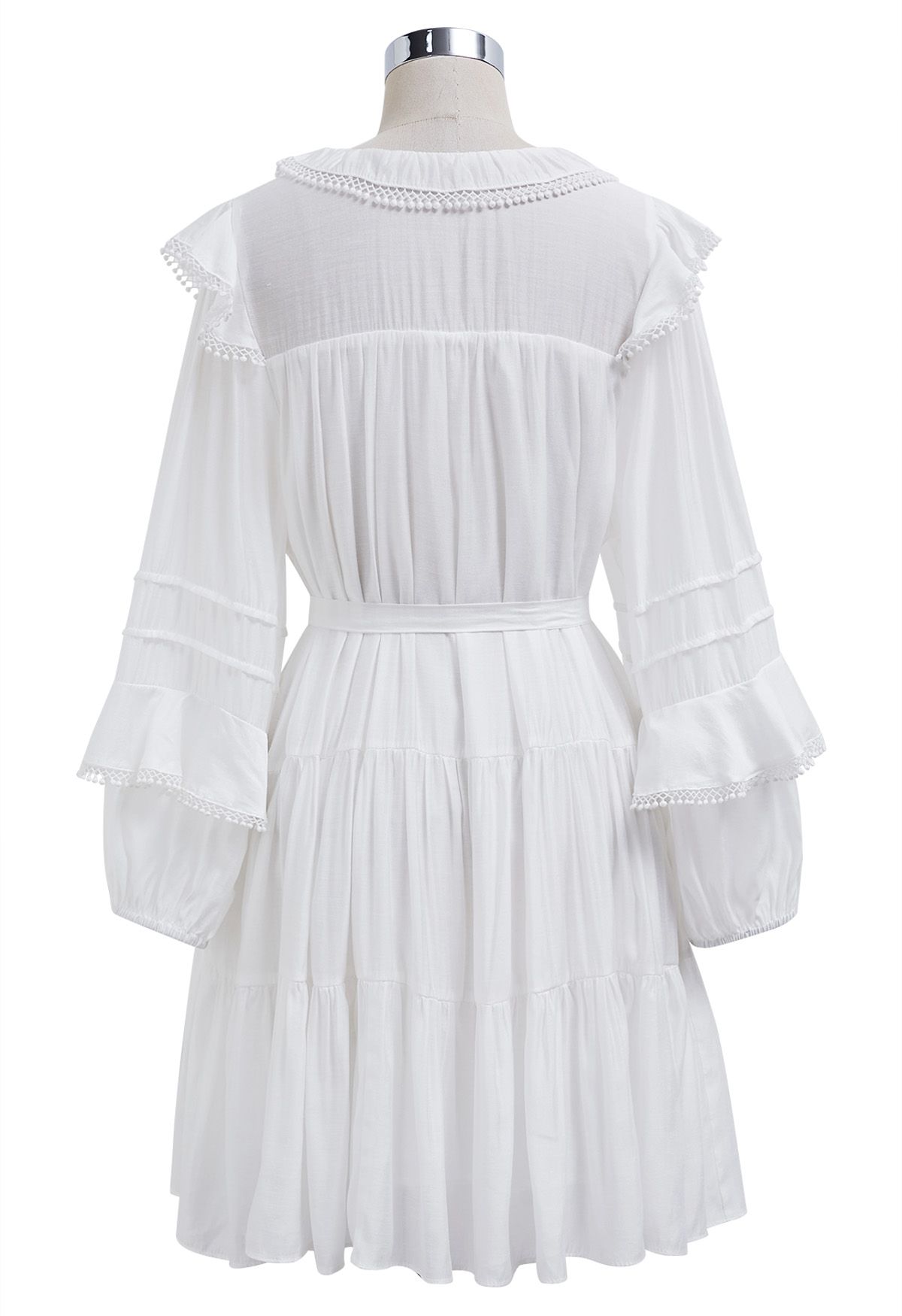 Mini-robe à manches étagées et détails de franges en blanc