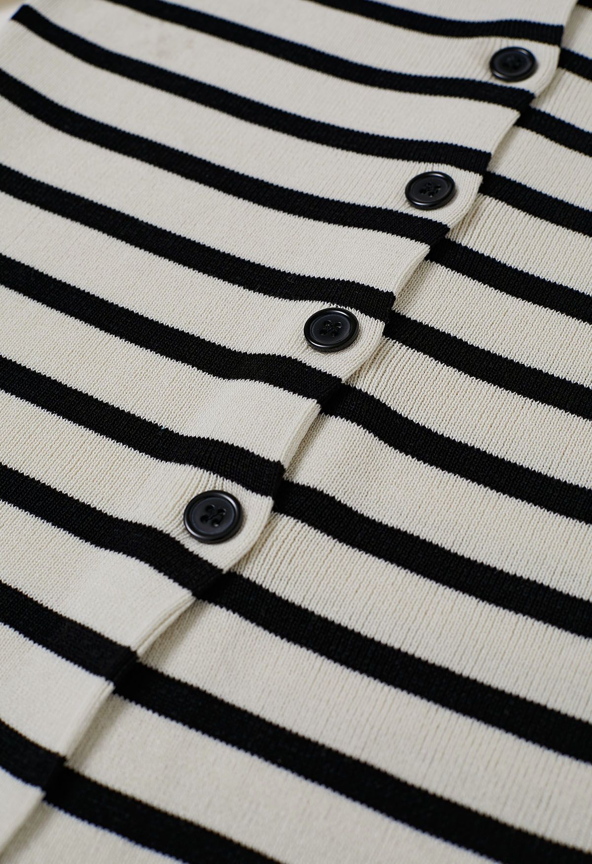 Haut en tricot rayé boutonné à épaules dénudées en noir