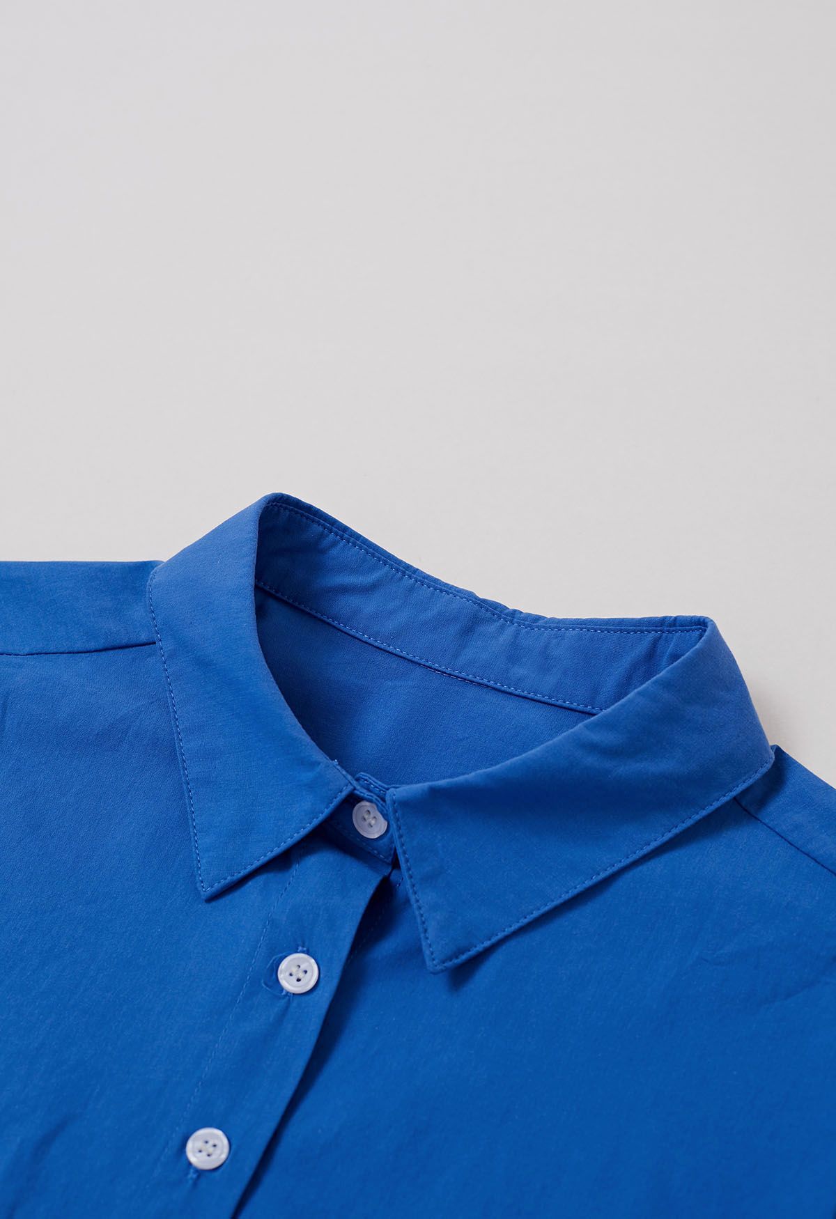 Chemise courte boutonnée chic en bleu