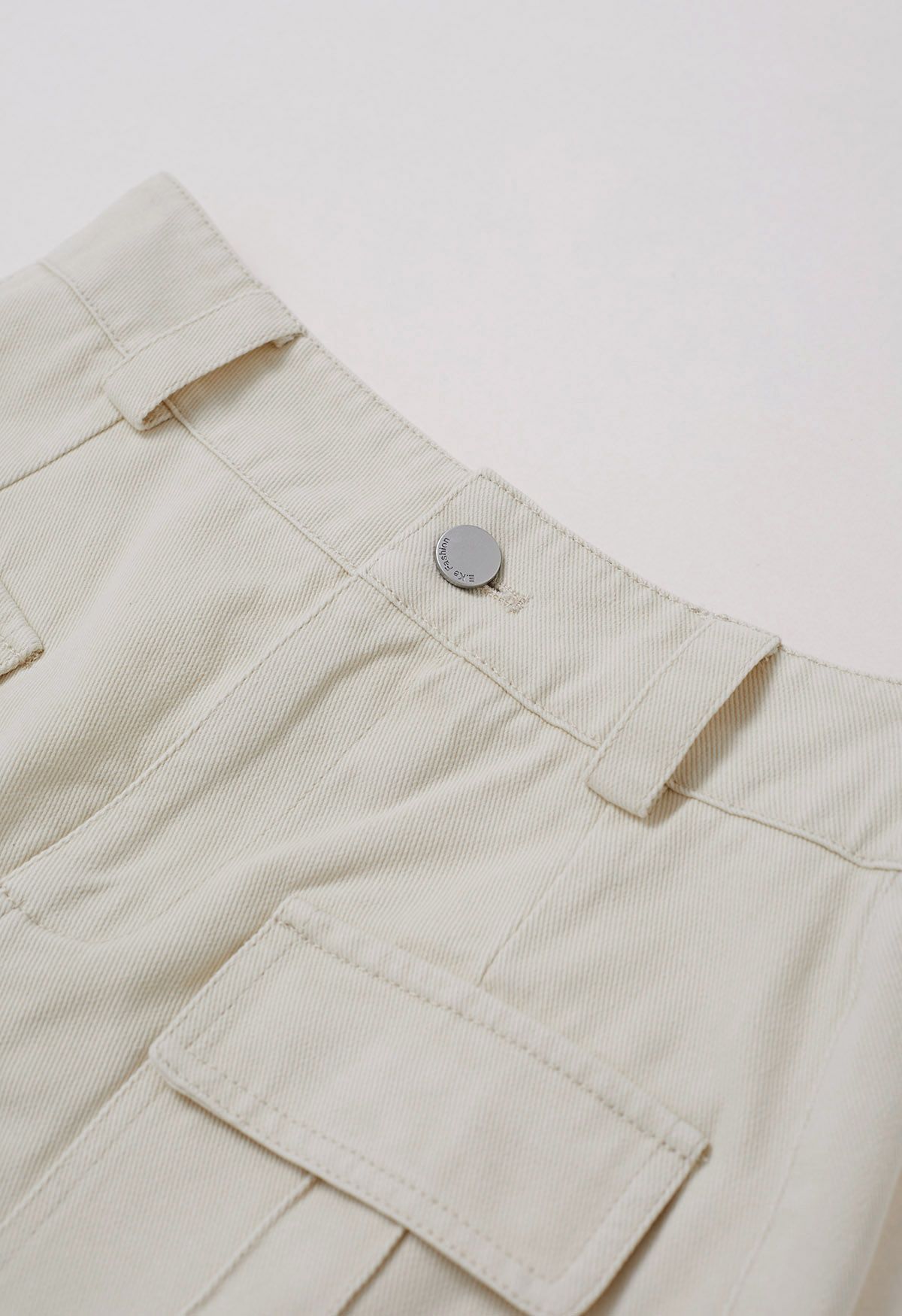 Mini-jupe en jean avec poche à rabat et ceinture en ivoire